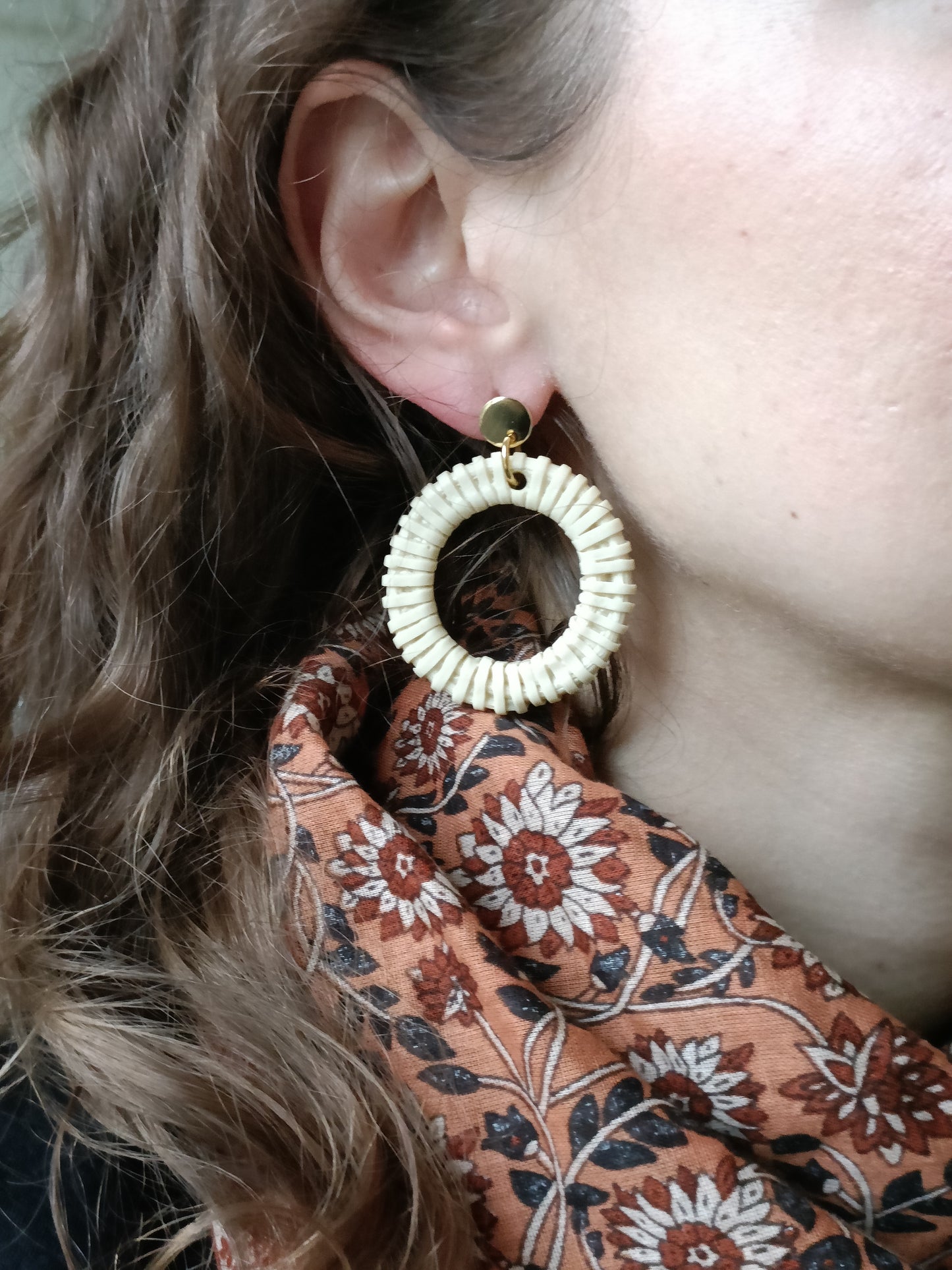 Mira, les boucles d'oreilles dorées style créoles épaisses