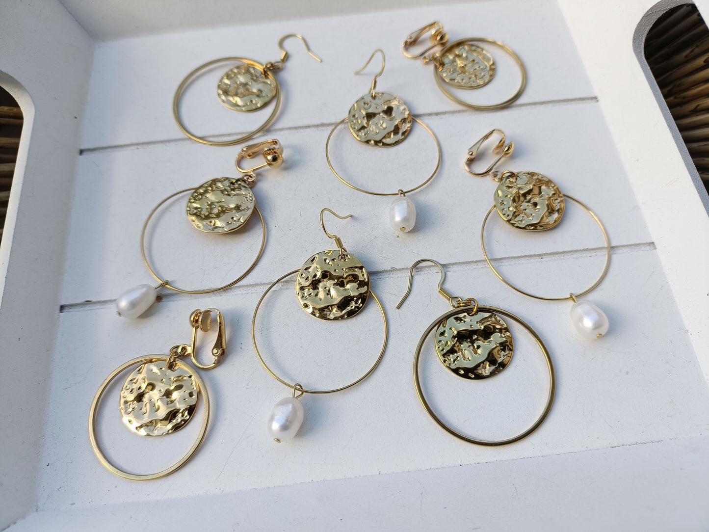 Collection créoles Morgane, avec médailles dorées martelées et perles de culture ou non, en percées ou clips