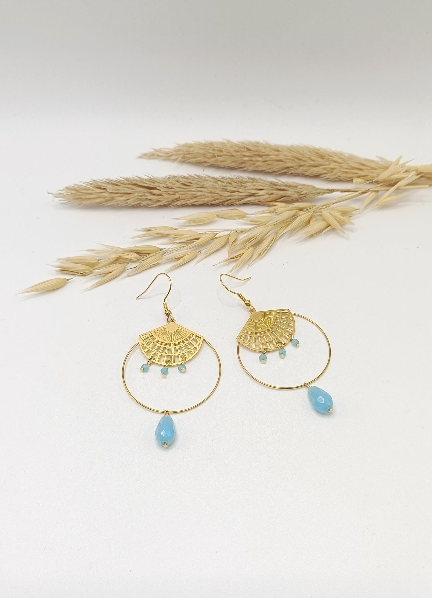 Océane, créoles dorées et turquoises