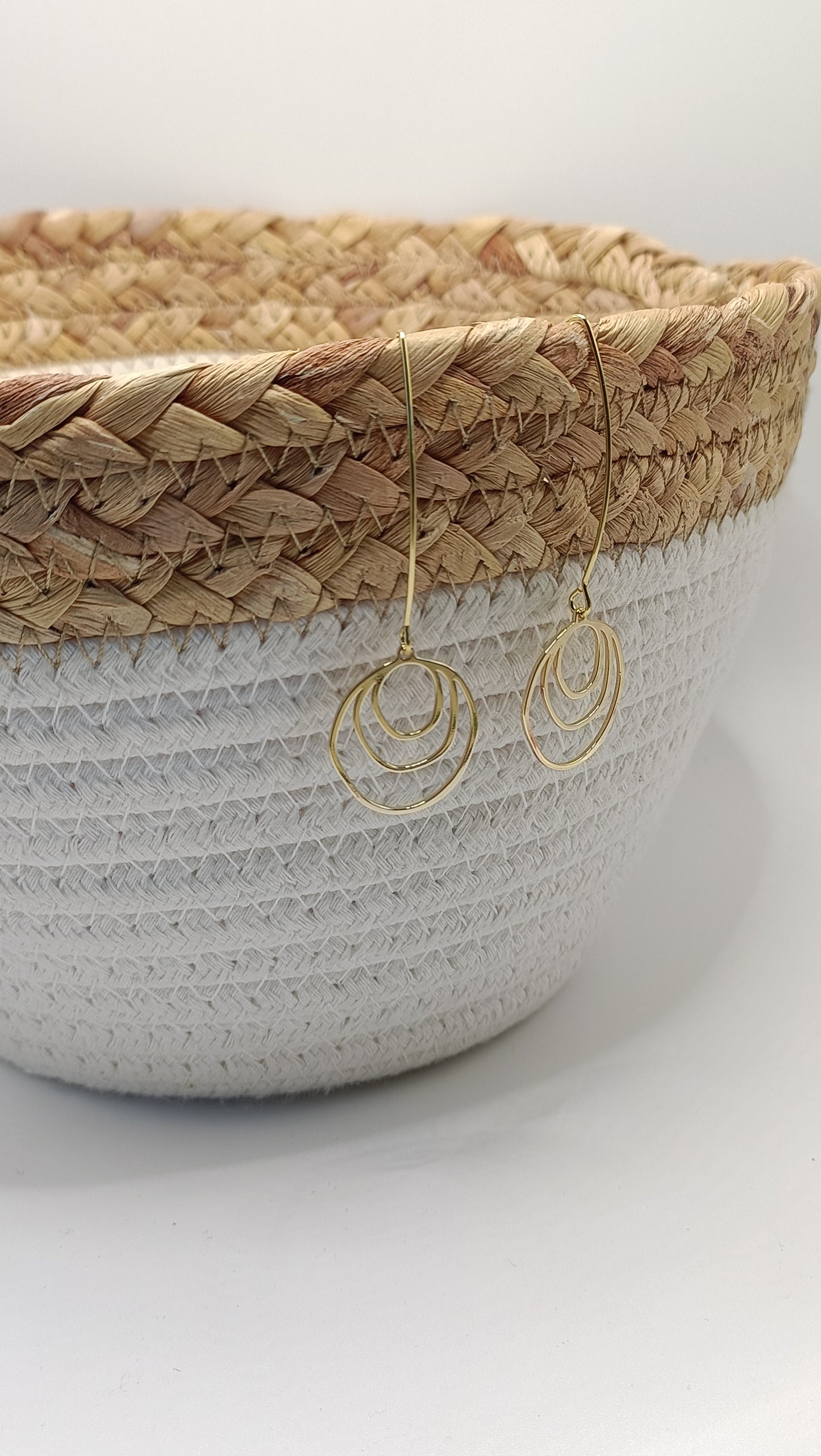 Oleiv, les boucles d'oreilles dorées 18K, fines et pendantes