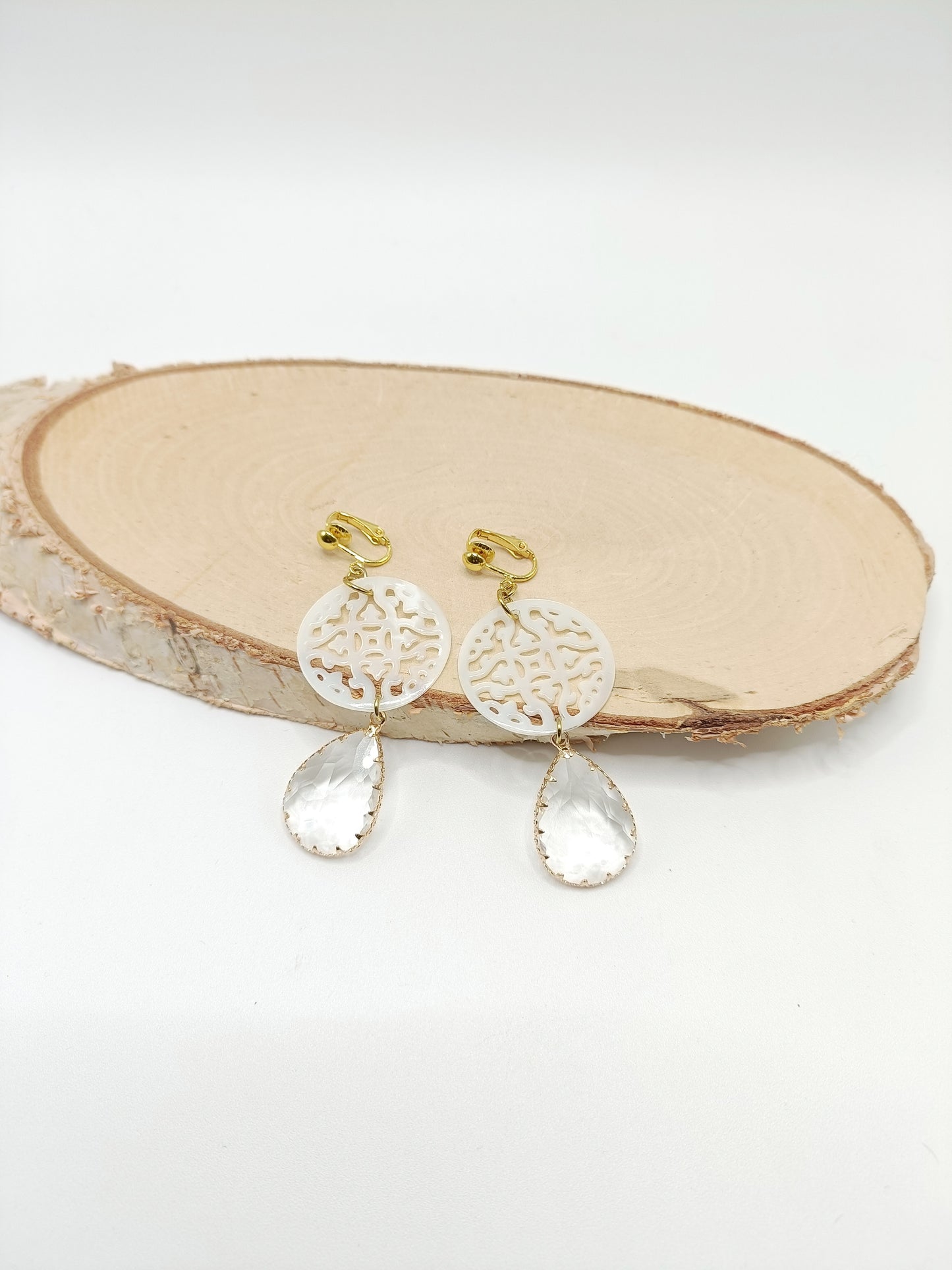 Olympe, les grandes boucles d'oreilles dorées avec gouttes transparentes et coquilles blanches de troca nacrées, avec crochets ou clips