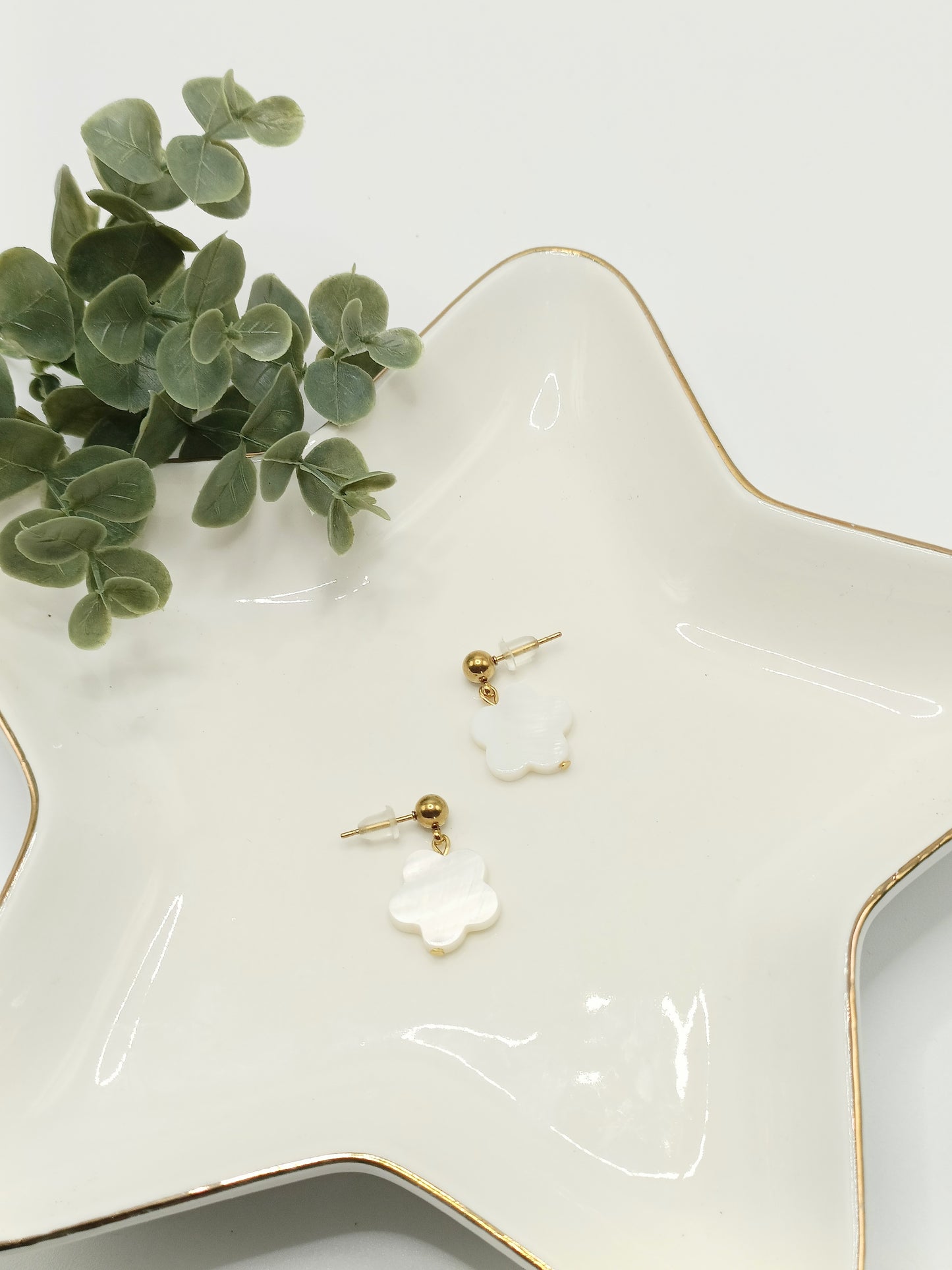Puces dorées 18K et petites fleurs en nacre blanche