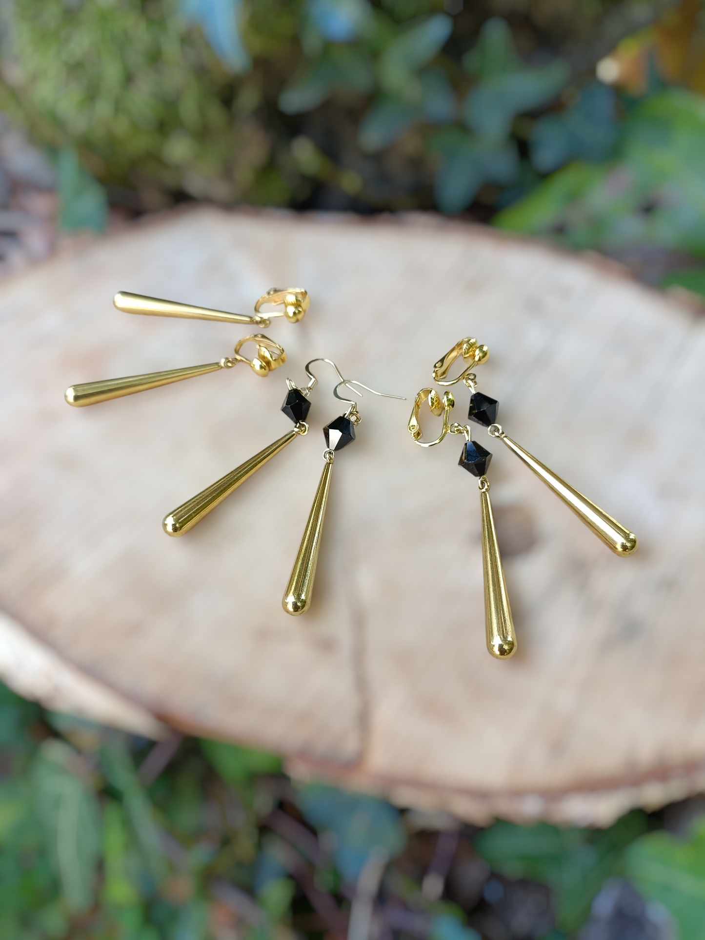 Sabine, les longues boucles d'oreilles clips gouttes dorées or fin, percées ou clips, avec perles cristal toupies noires