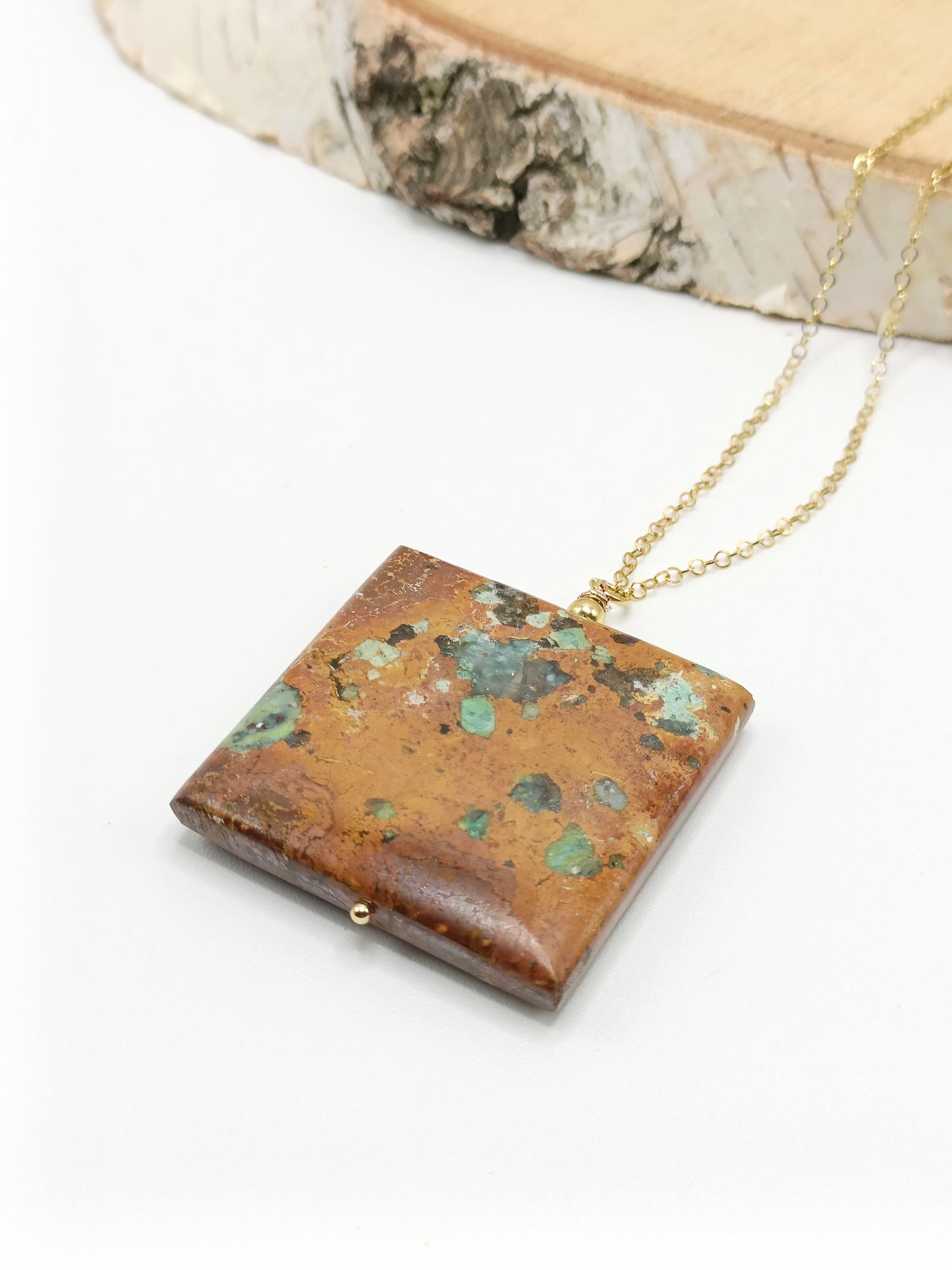 Sautoir doré et pierre naturelles dickite