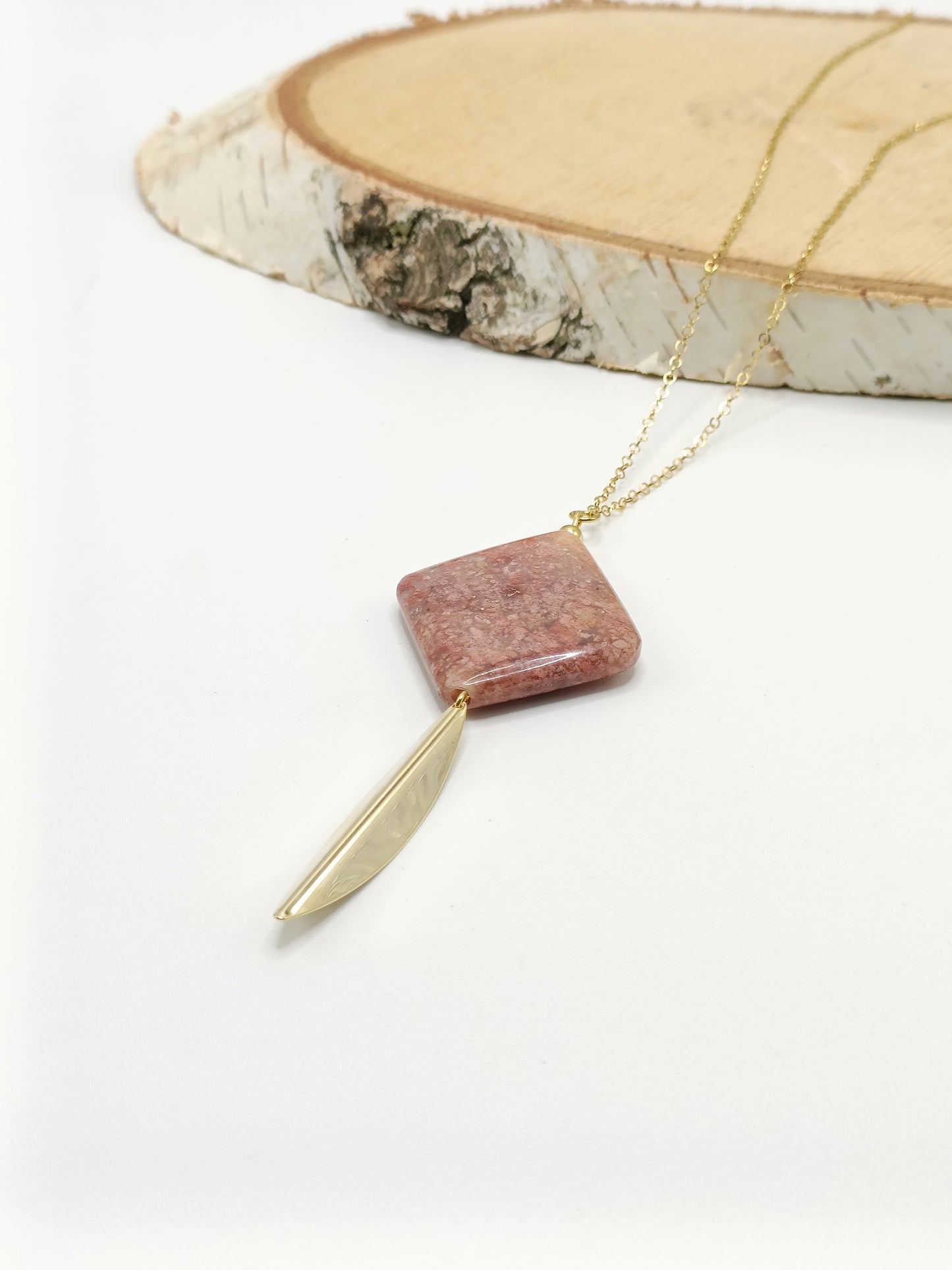 sautoir doré et pierre naturelle, calcédoine rose