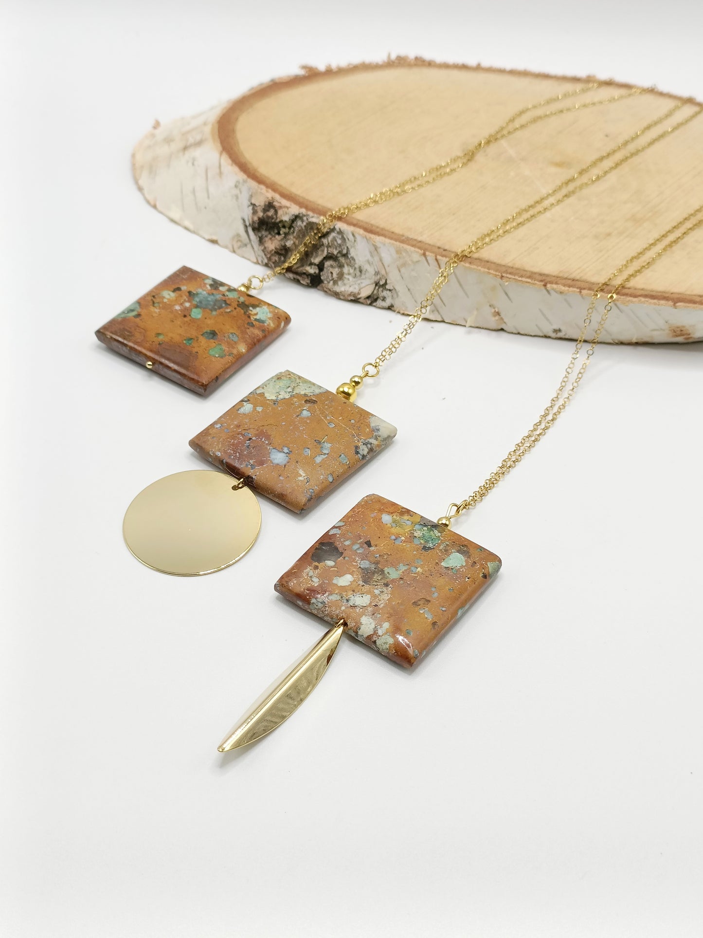 sautoirs dorés en acier inoxydable et pierres naturelles en dickite