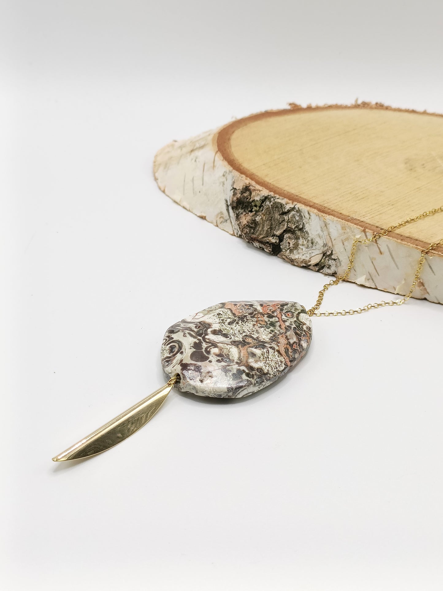 sautoir doré et pierre naturelle, rhyolite chinoise