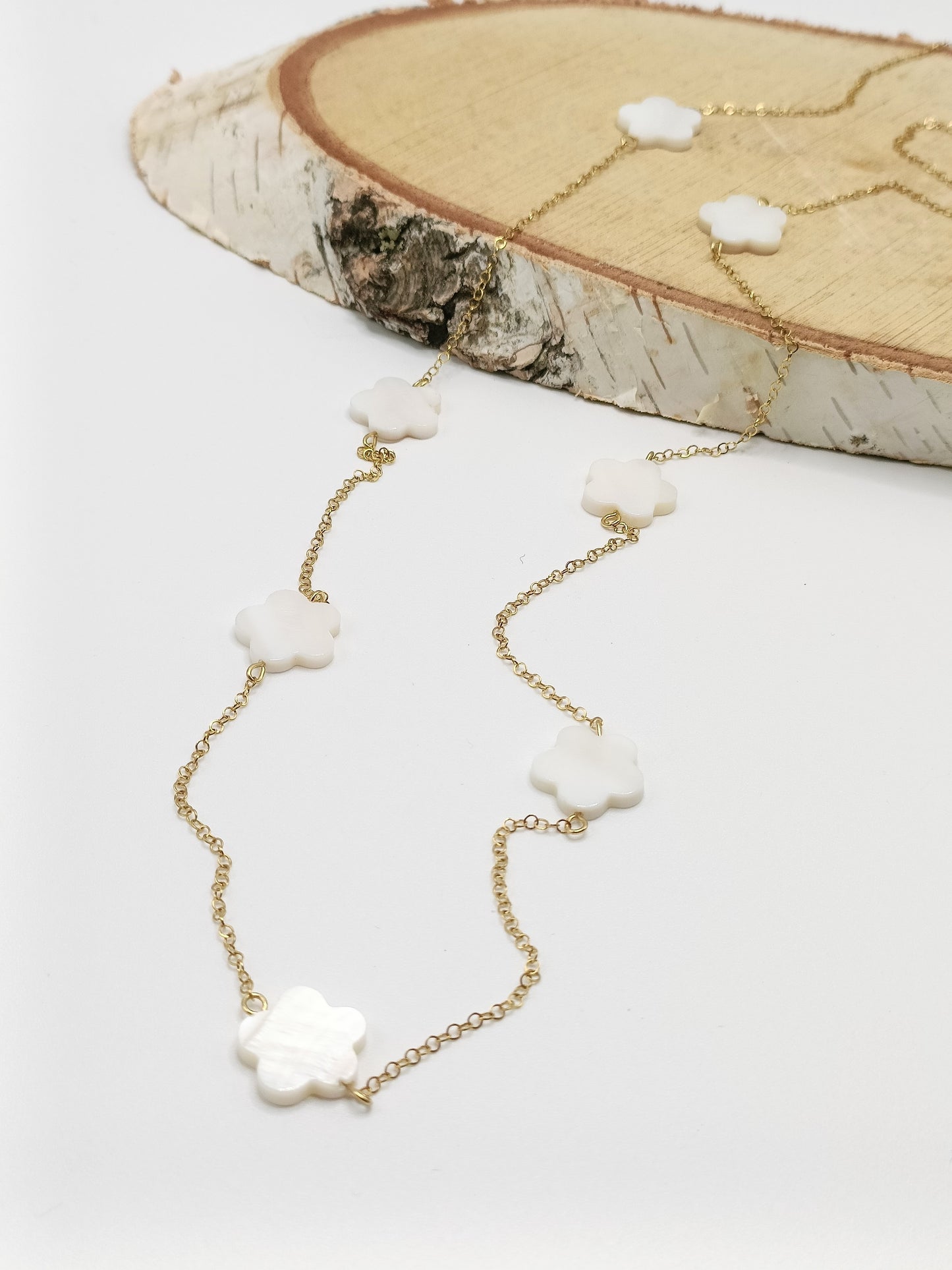 Sautoir doré et nacre