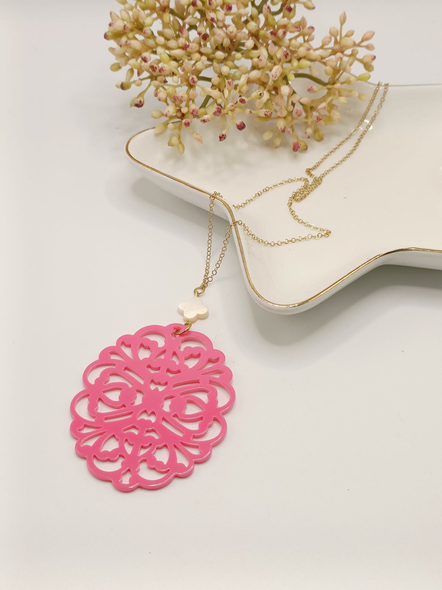 Sautoir doré en acier inoxydable avec petite nacre fleur blanche et grande estampe rose vif en acrylique