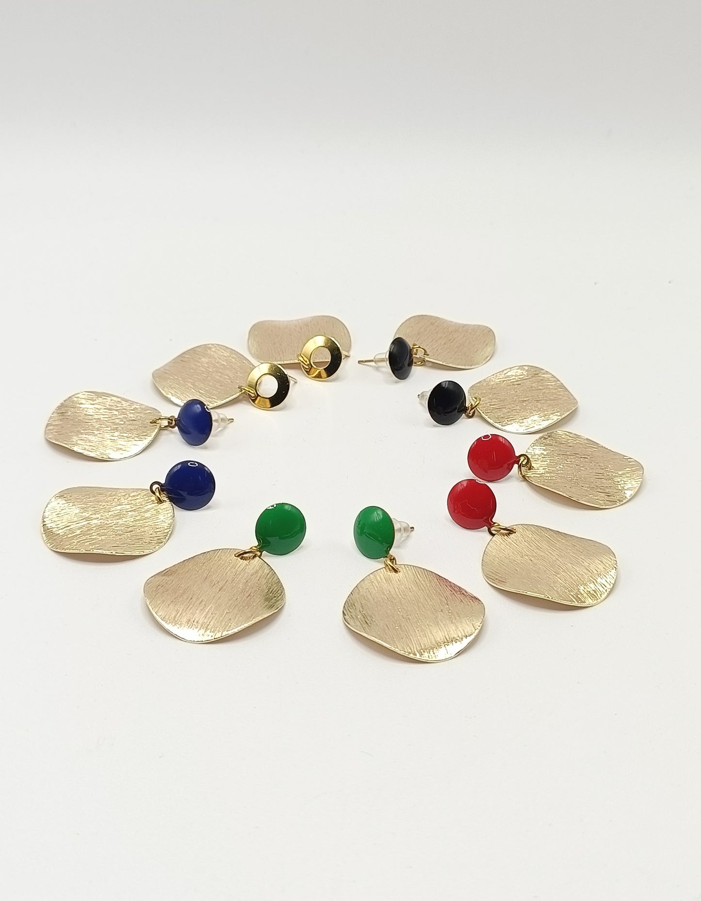 Soline, les boucles d'oreilles dorées 18K et puces bleu marine