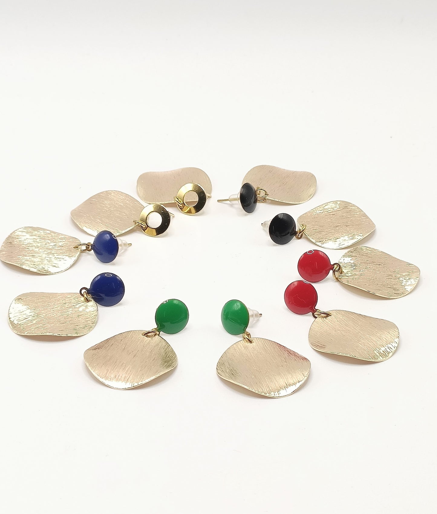 Soline, les boucles d'oreilles dorées 18K, rondes, striées, légèrement bosselées, avec puces colorées en émail noir, rouge, vert ou bleu marine, sur base en acier inoxydable