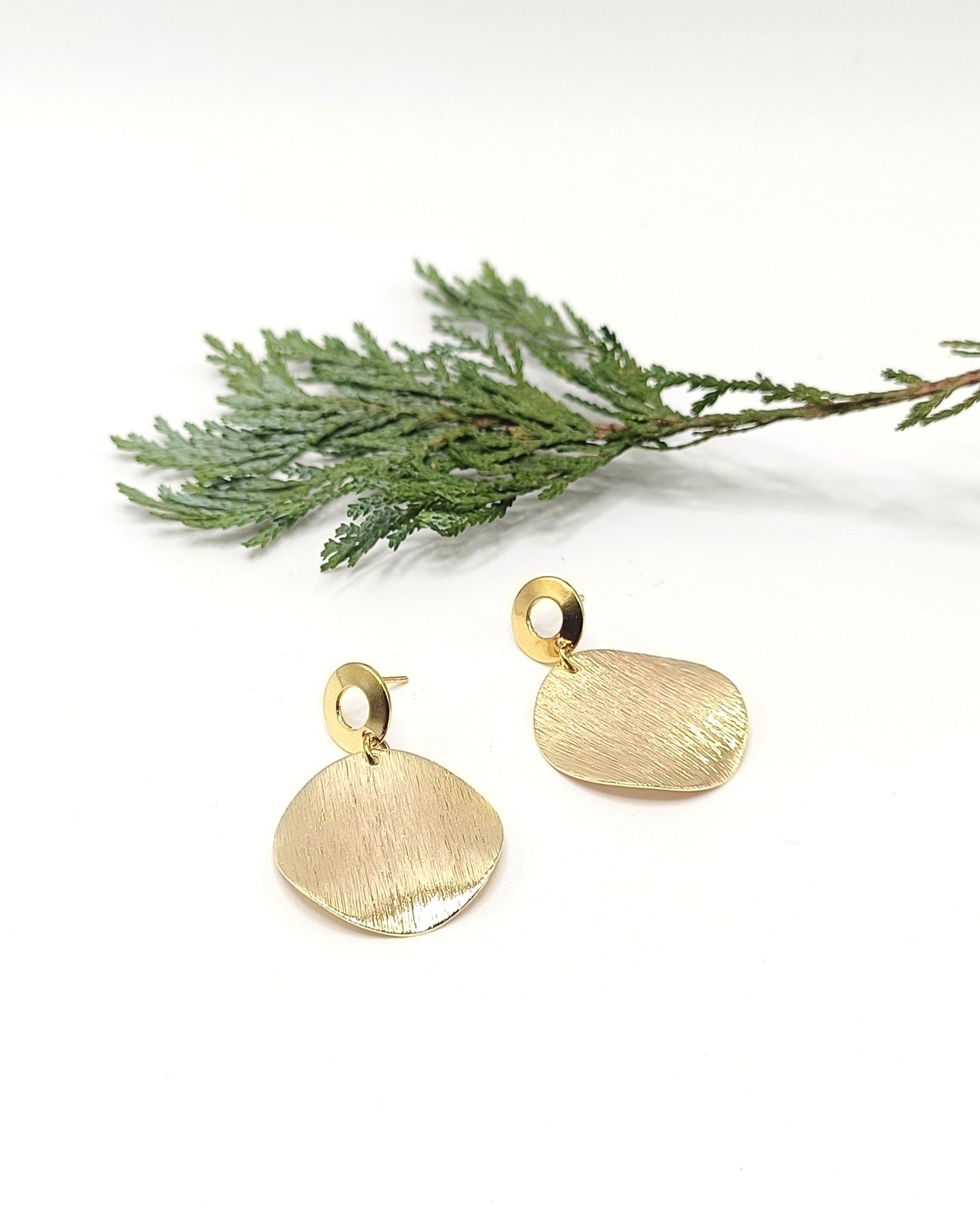 Soline, boucles d'oreilles puces dorées 18K avec disques striés légèrement ondulés