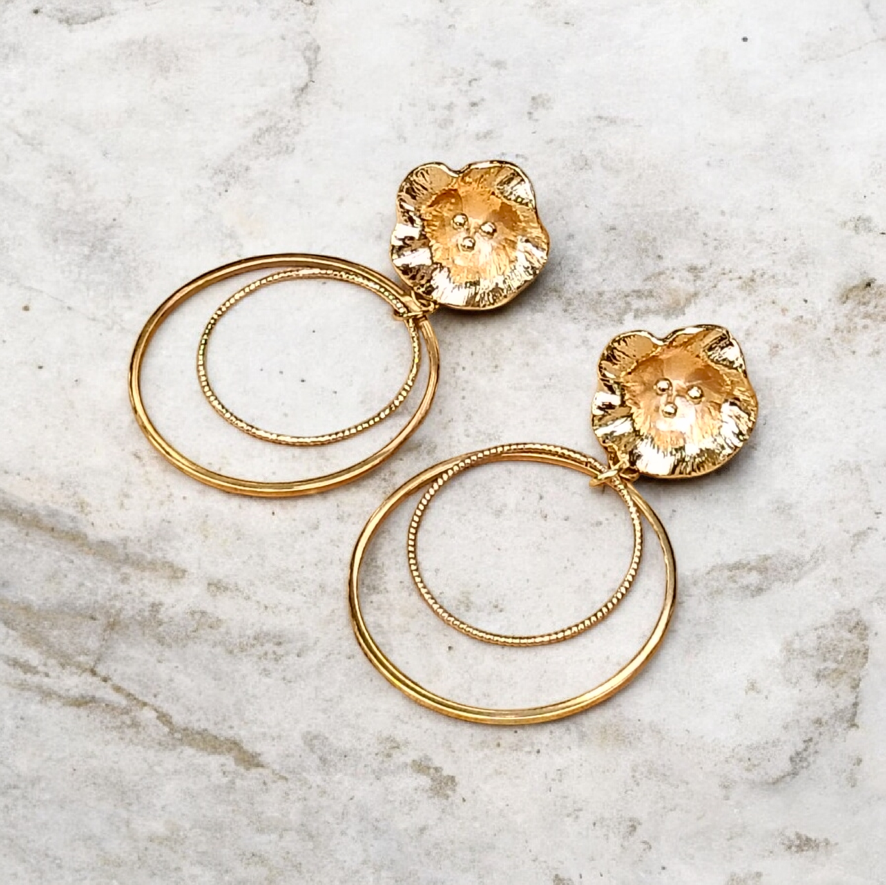 Thècle, les boucles d'oreilles puces fleurs style créoles