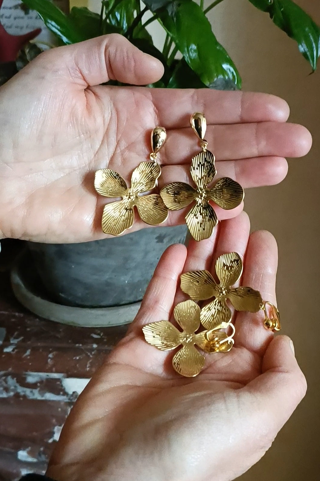 Vivienne, les boucles d'oreilles puces fleurs dorées 18K