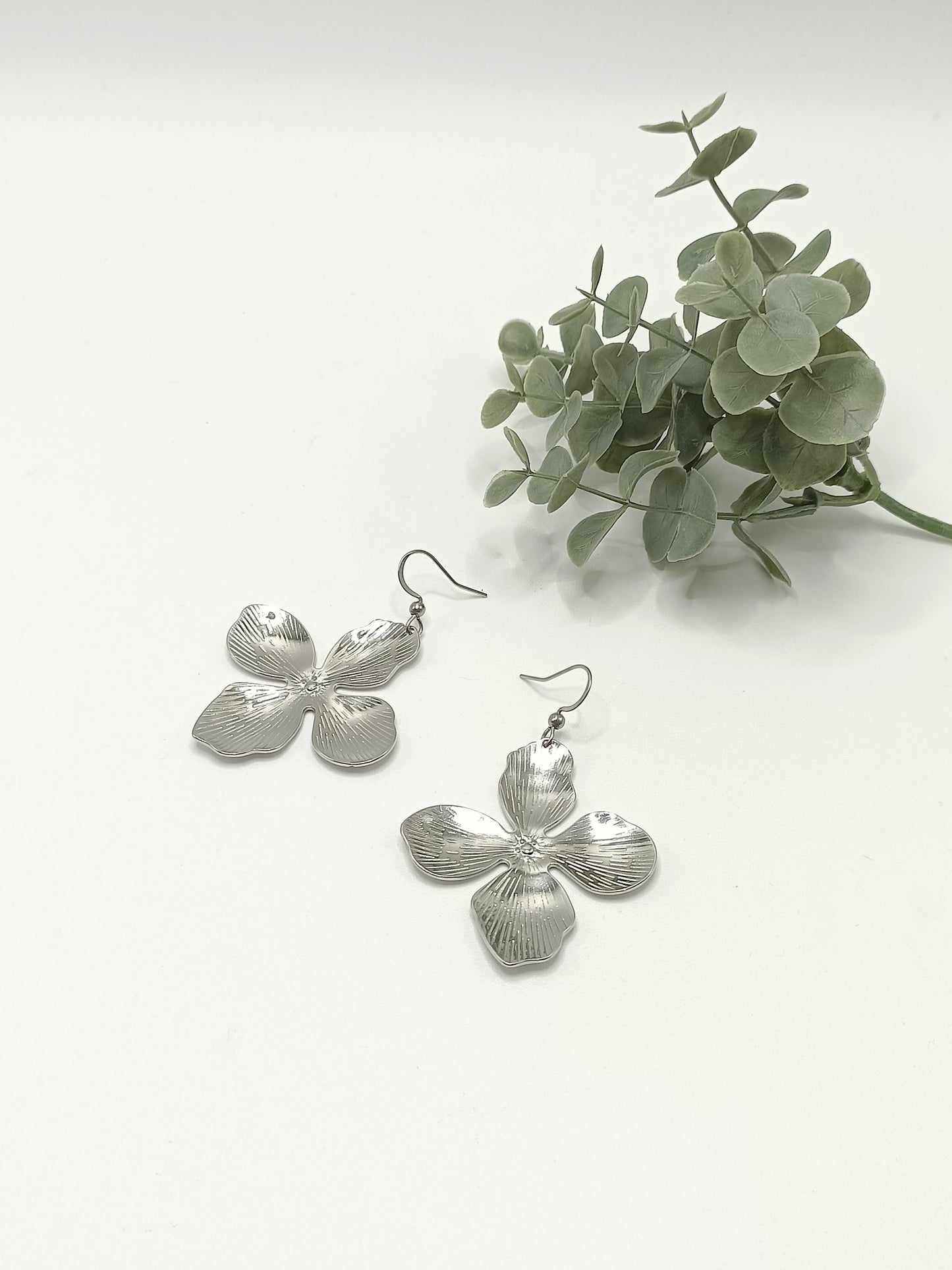 Vivienne, les grandes boucles d'oreilles fleurs argentées