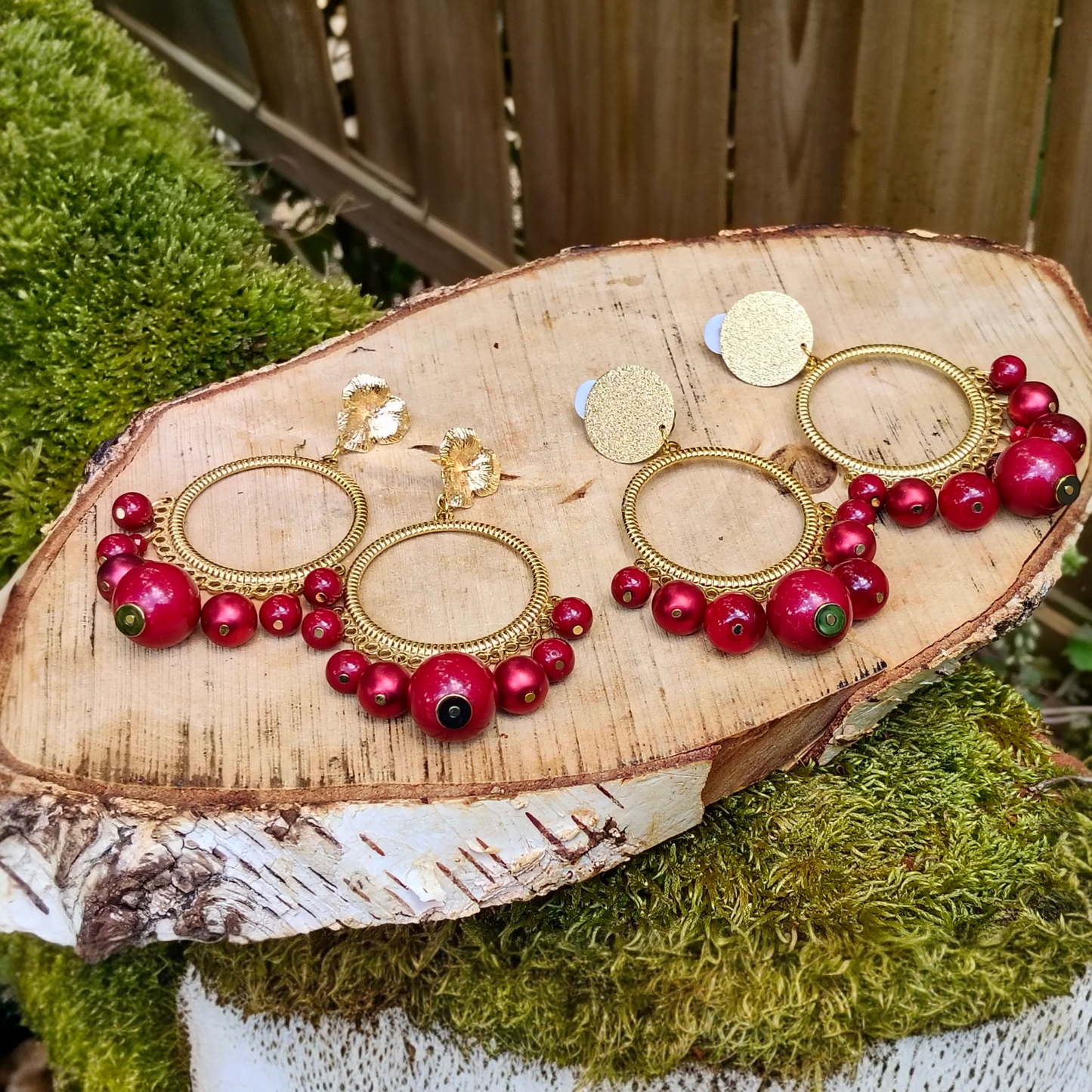 Ysambre, les grandes boucles d'oreilles clips dorées, rouges