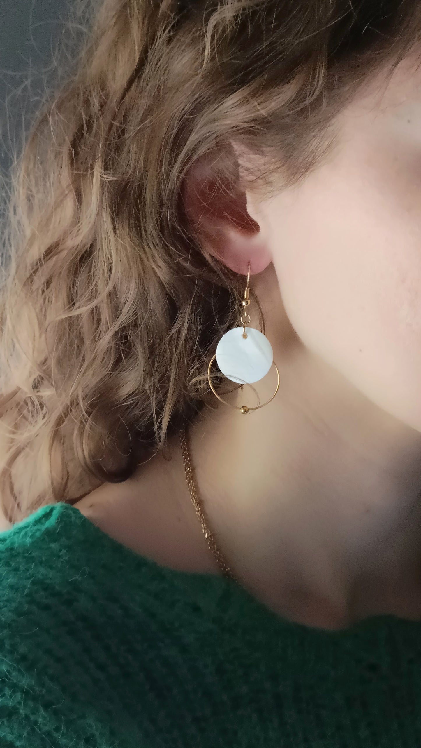 Ysilde, créoles dorées et nacre blanche