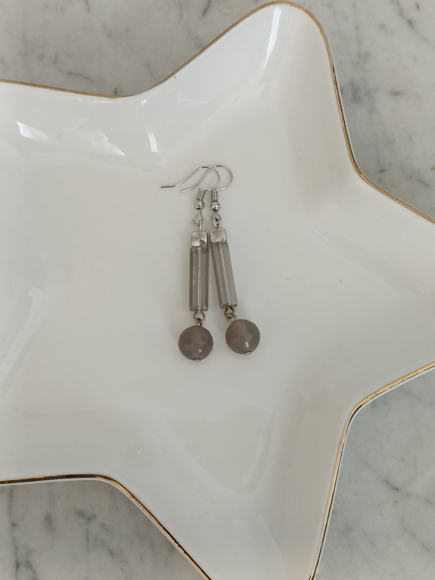 Pierres naturelles : agates grises et baguettes