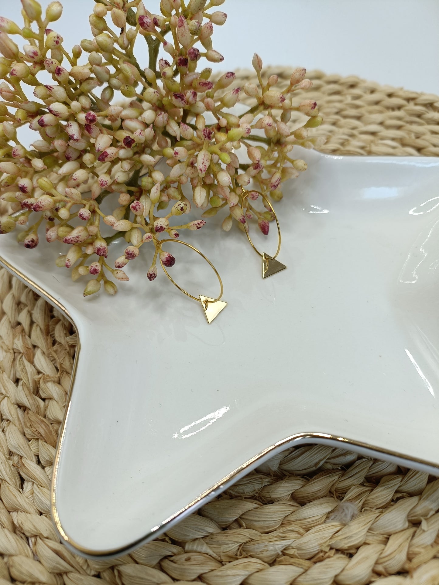 Créoles modernes et simples en acier inoxydable et petits triangles dorés à l'or fin