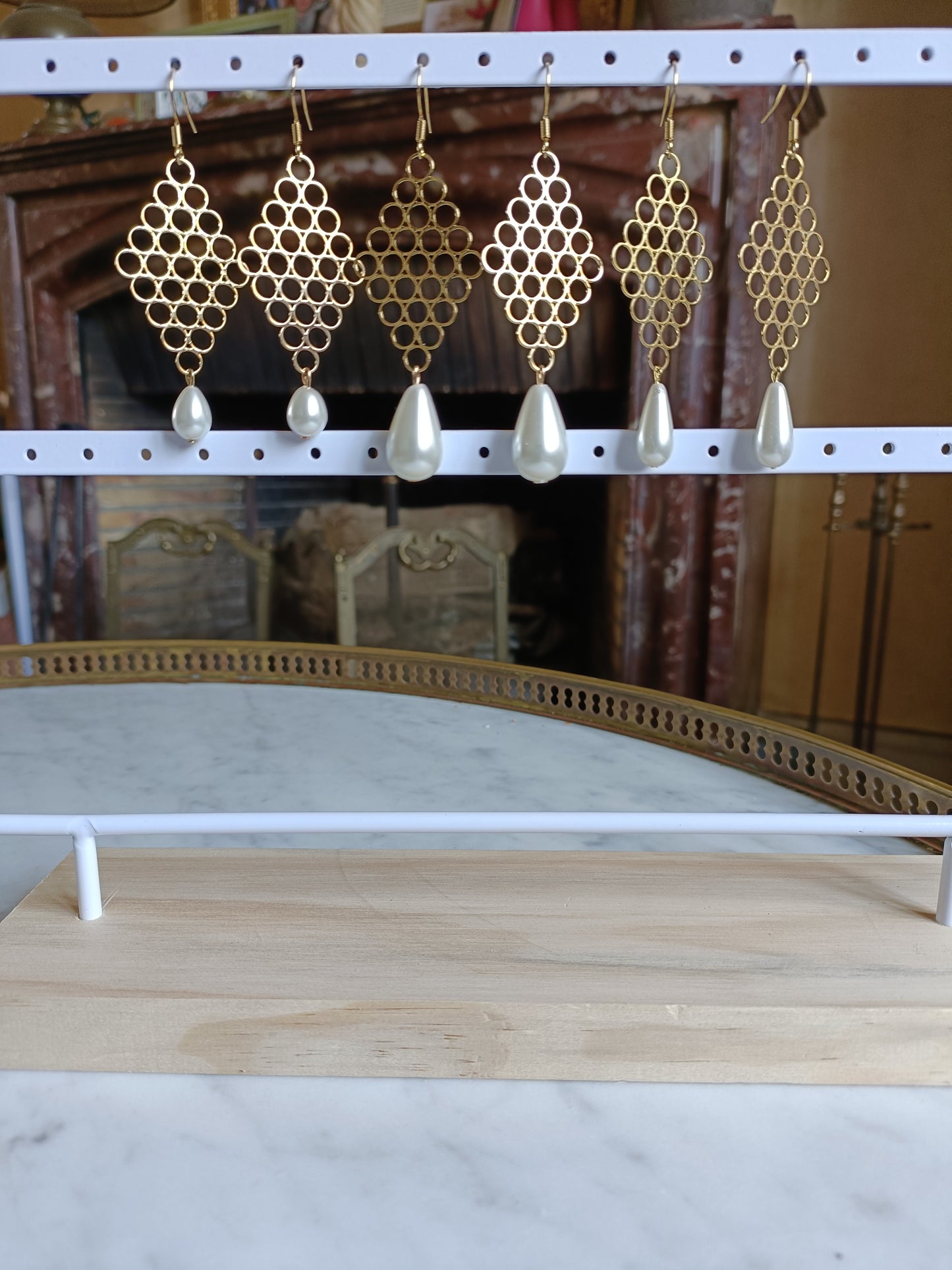 Victoire, les boucles d'oreilles modernes géométriques dorées à l'or fin et perles gouttes blanches, en percées ou clips