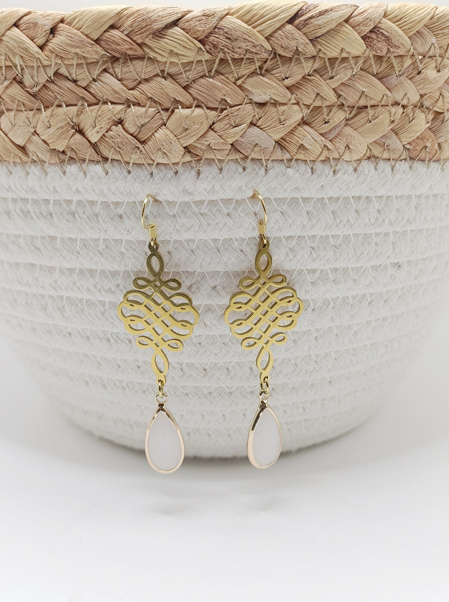 Rosny, les boucles d'oreilles dorées pendantes, style noeuds chinois et perles gouttes blanches en verre facetté