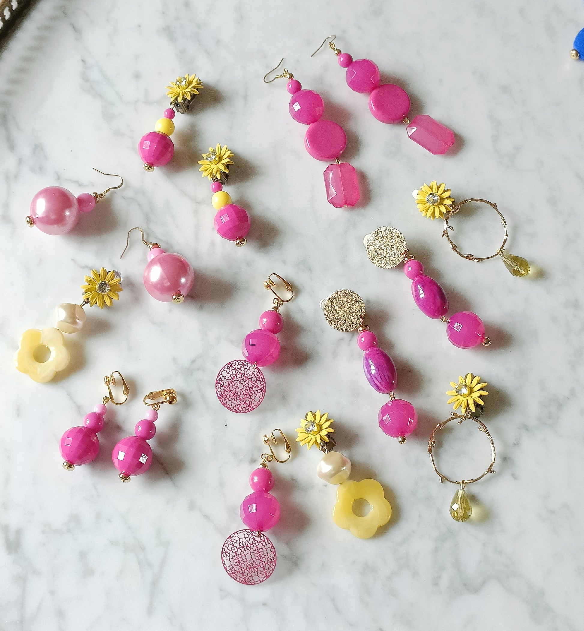 Boucles d'oreilles fushia et jaunes , percées ou clips