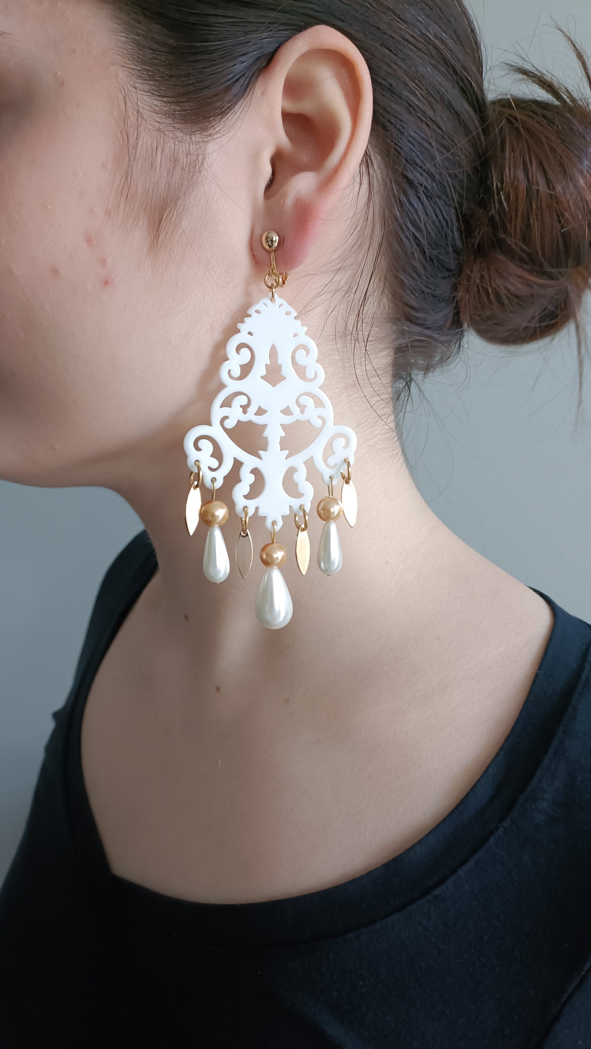 Agrippine, grandes boucles d'oreilles  percées ou clips blanc et or 18K