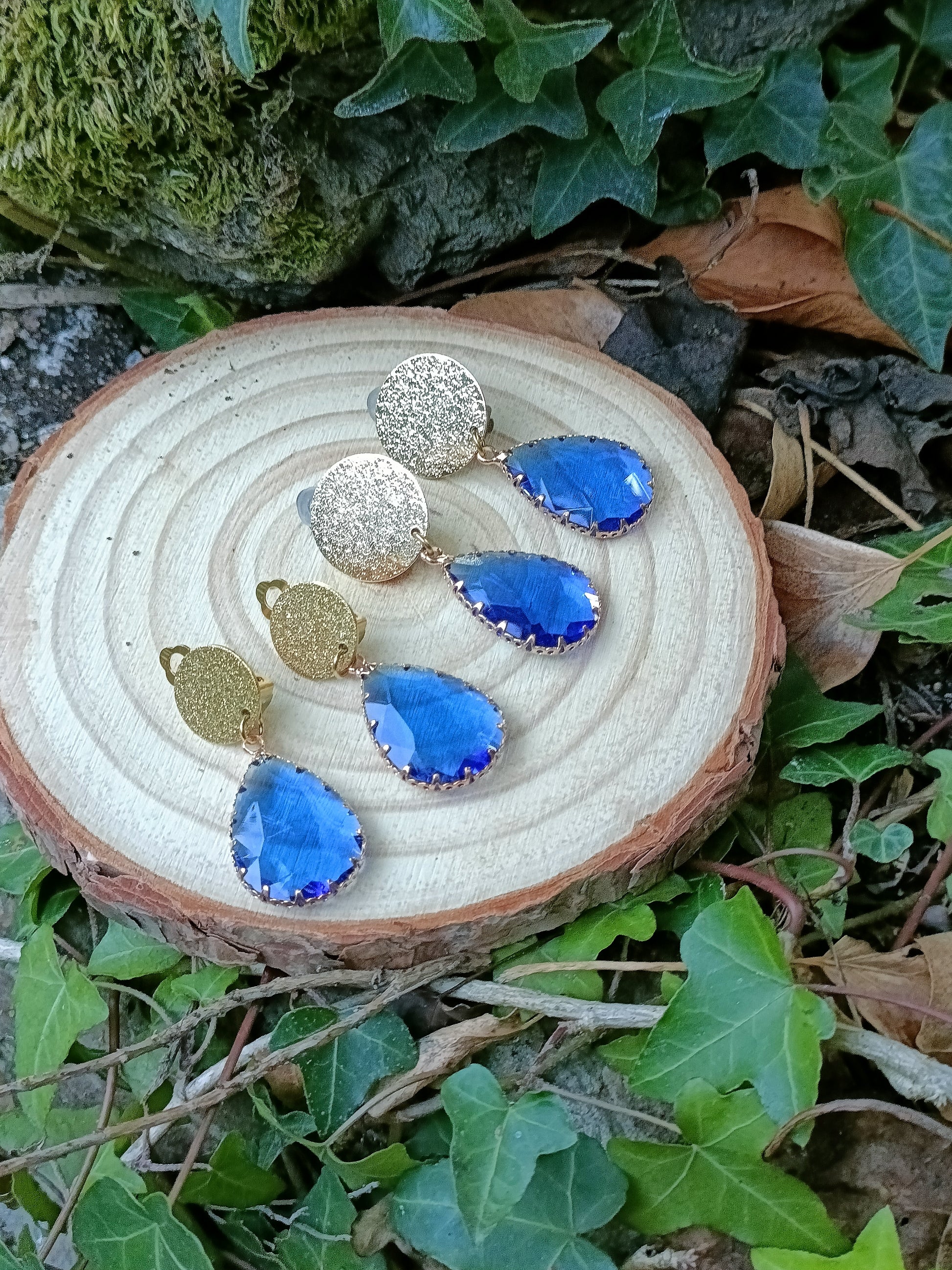 Alexane, les boucles d'oreilles clips dorées et grandes gouttes bleues translucide en verre facetté