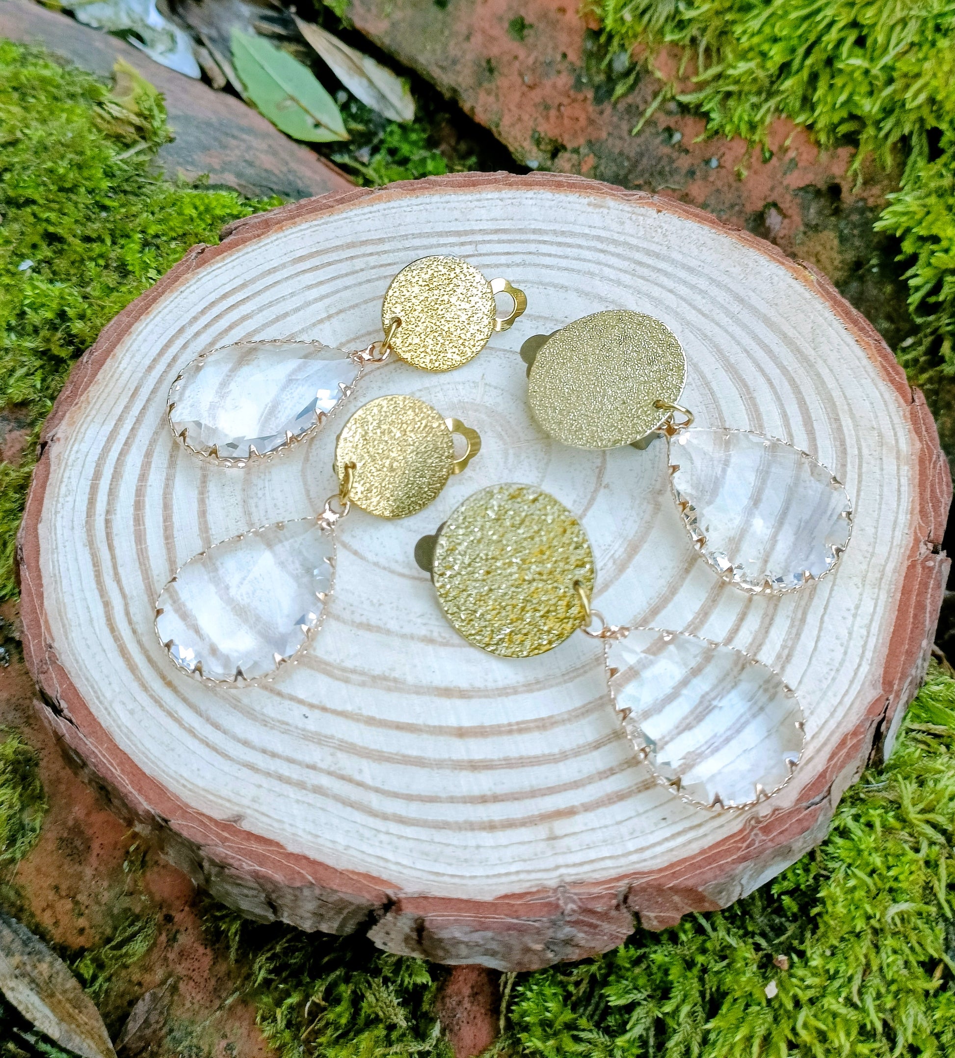 Alexane, les boucles d'oreilles clips dorées et grandes gouttes translucides couleur cristal, en verre facetté