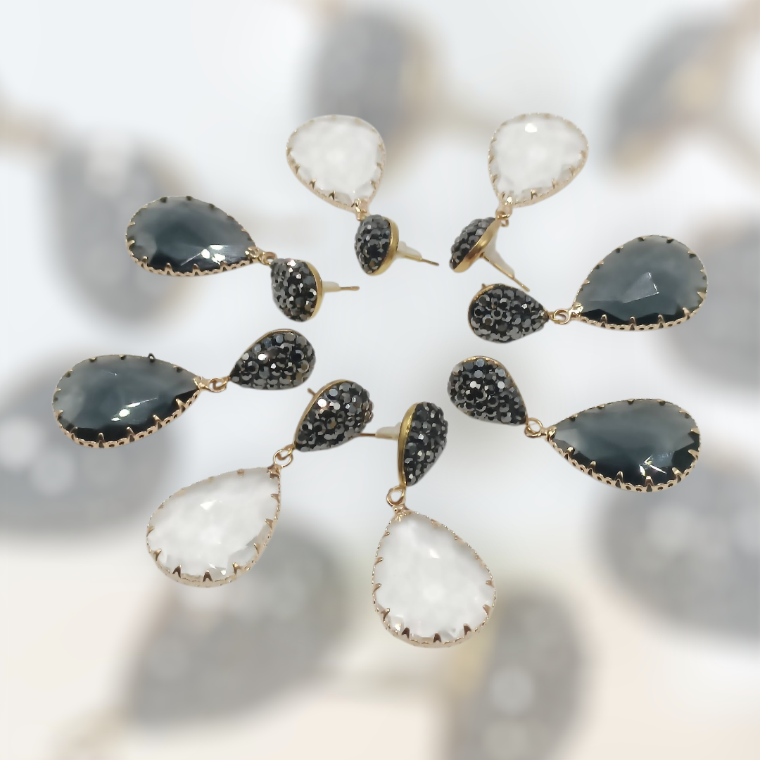 Alexane, les boucles d'oreilles gouttes noires et puces brillantes