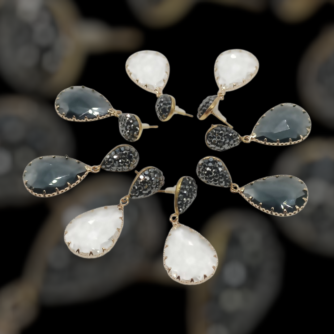 Alexane, les boucles d'oreilles gouttes noires et puces brillantes