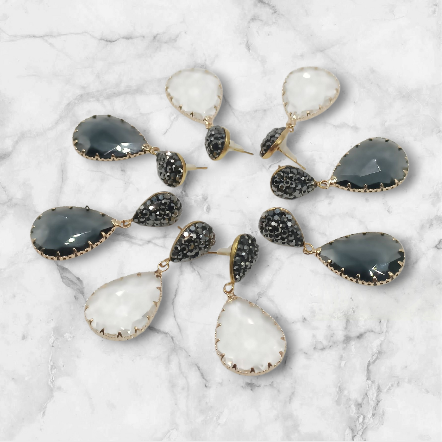 Alexane, les boucles d'oreilles gouttes noires et puces brillantes