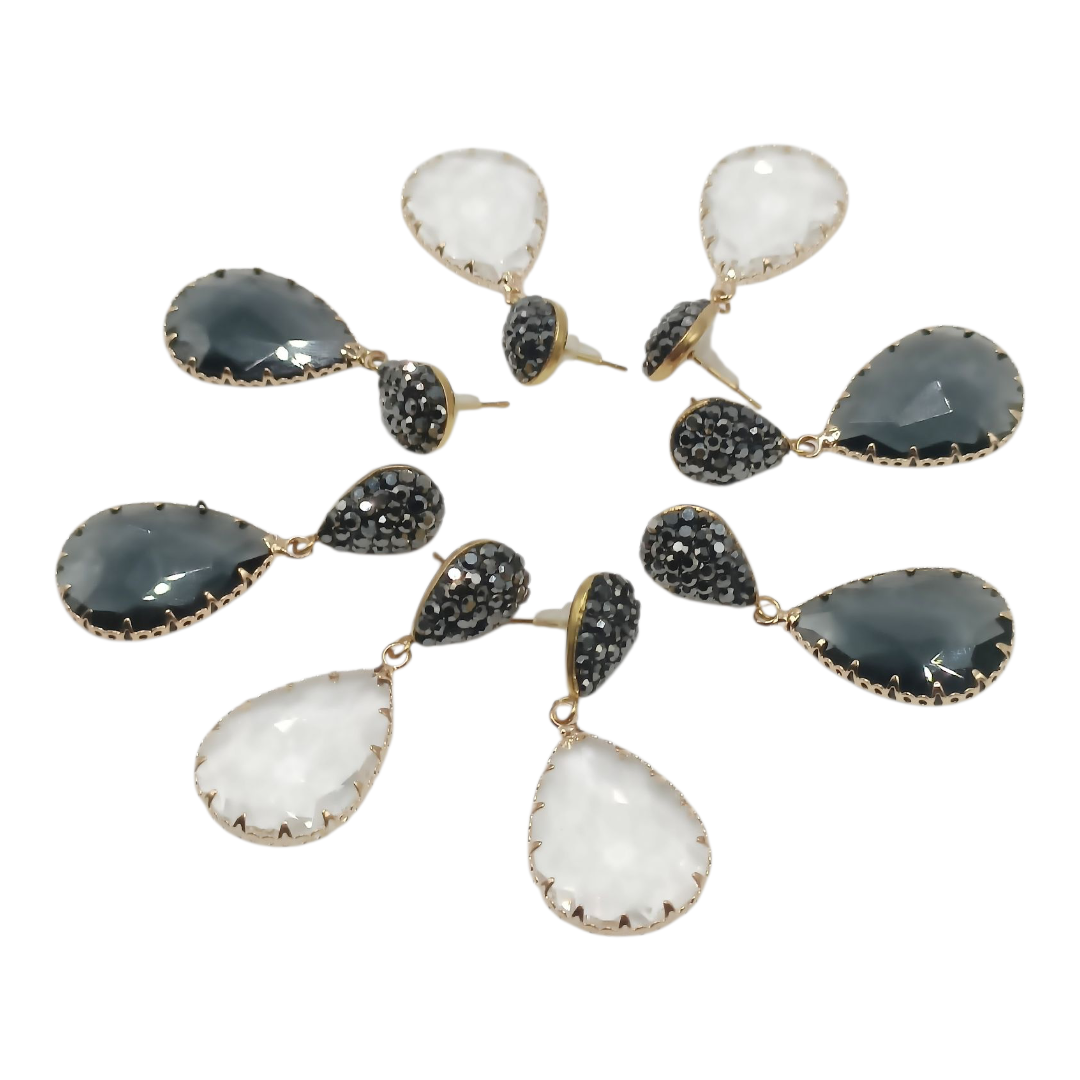 Alexane, les boucles d'oreilles gouttes noires et puces brillantes