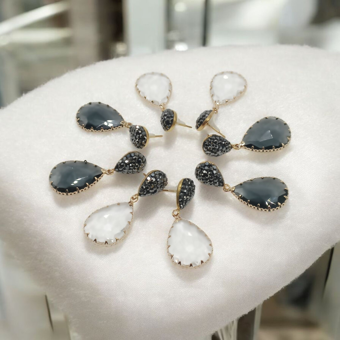 Alexane, les boucles d'oreilles gouttes noires et puces brillantes