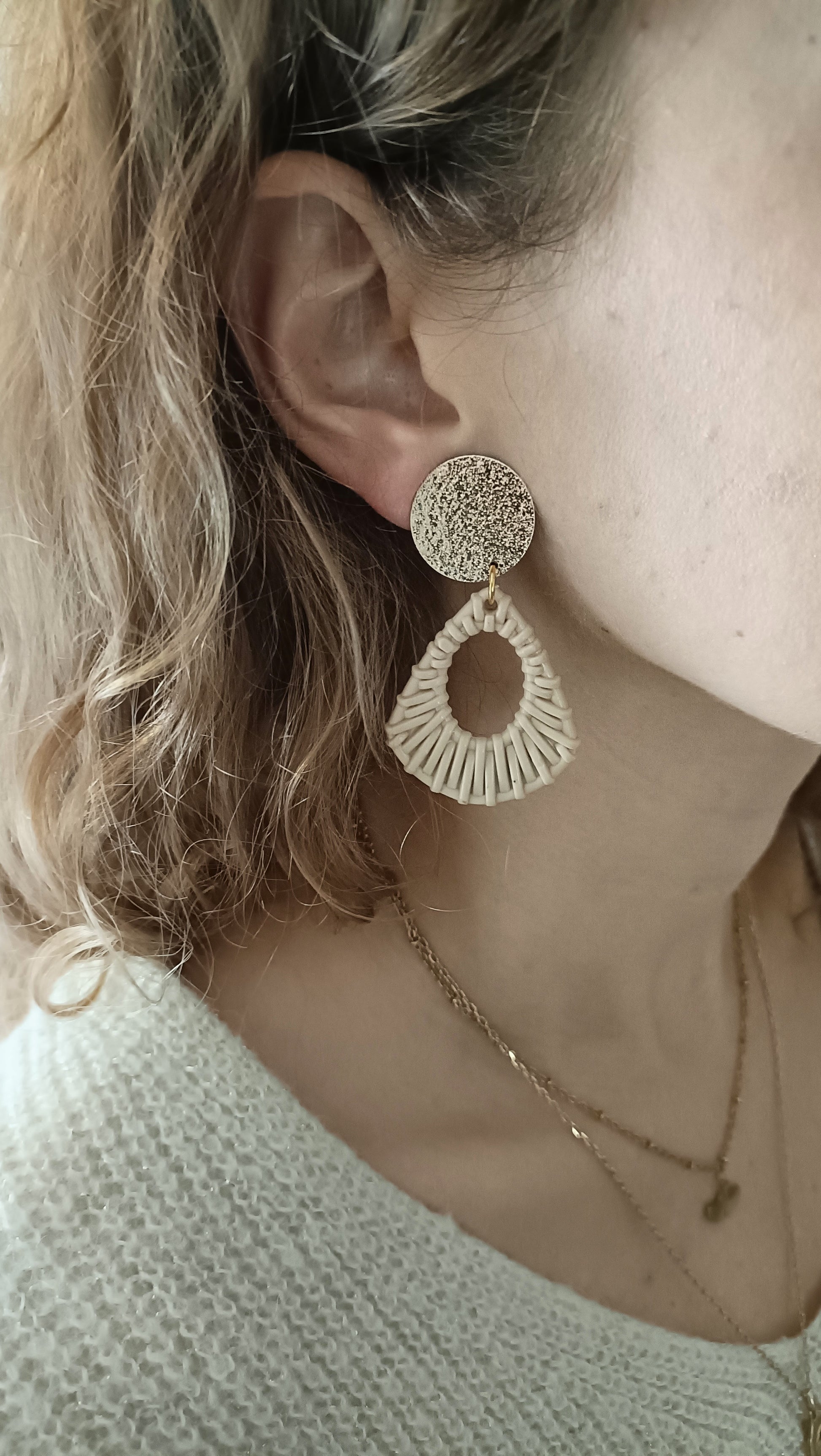 Alhambra, boucles d'oreilles clips dorées et beige style vintage