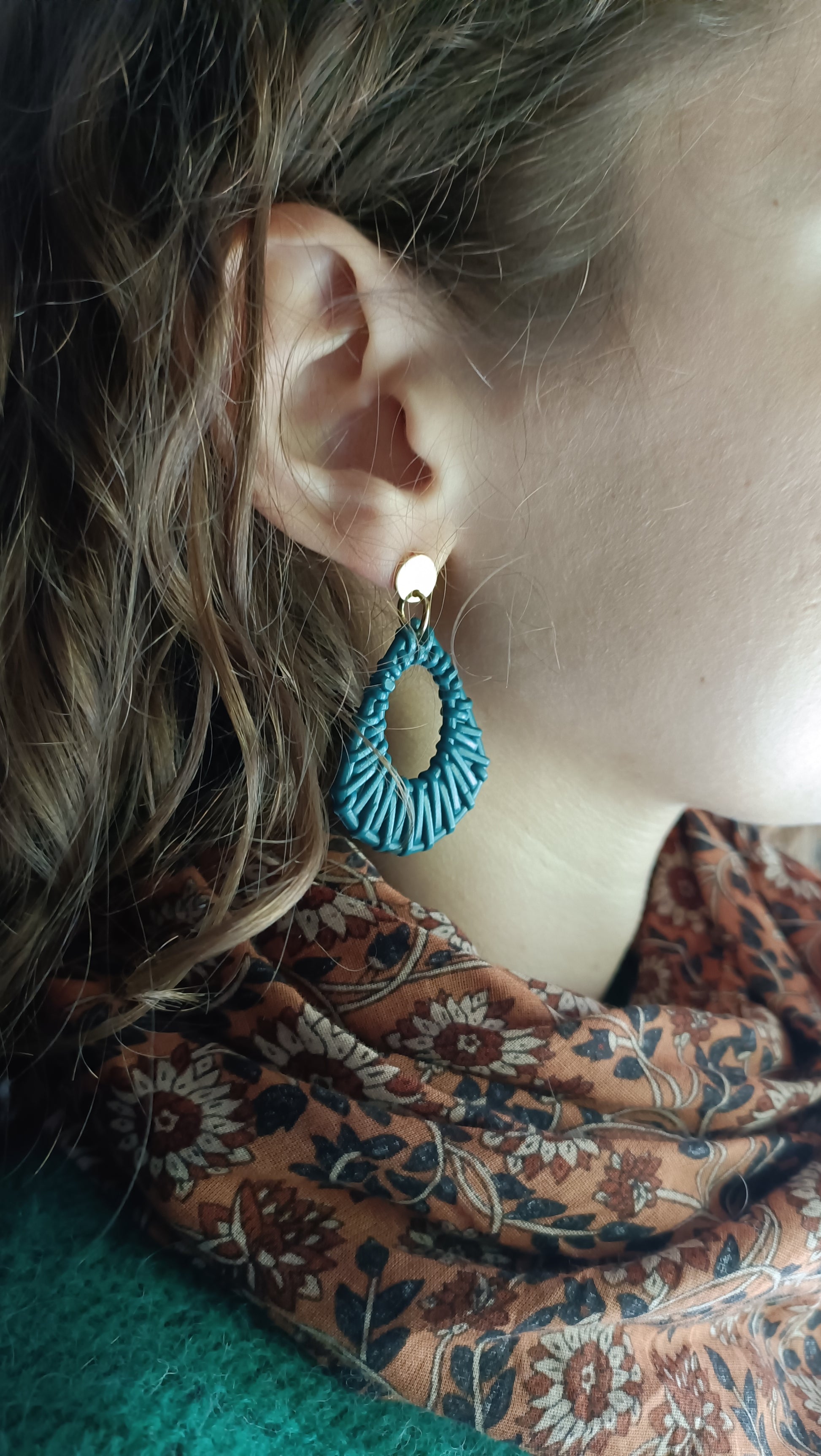 Les Alhambra, boucles d'oreilles puces dorées 18K et bleu canard style vintage