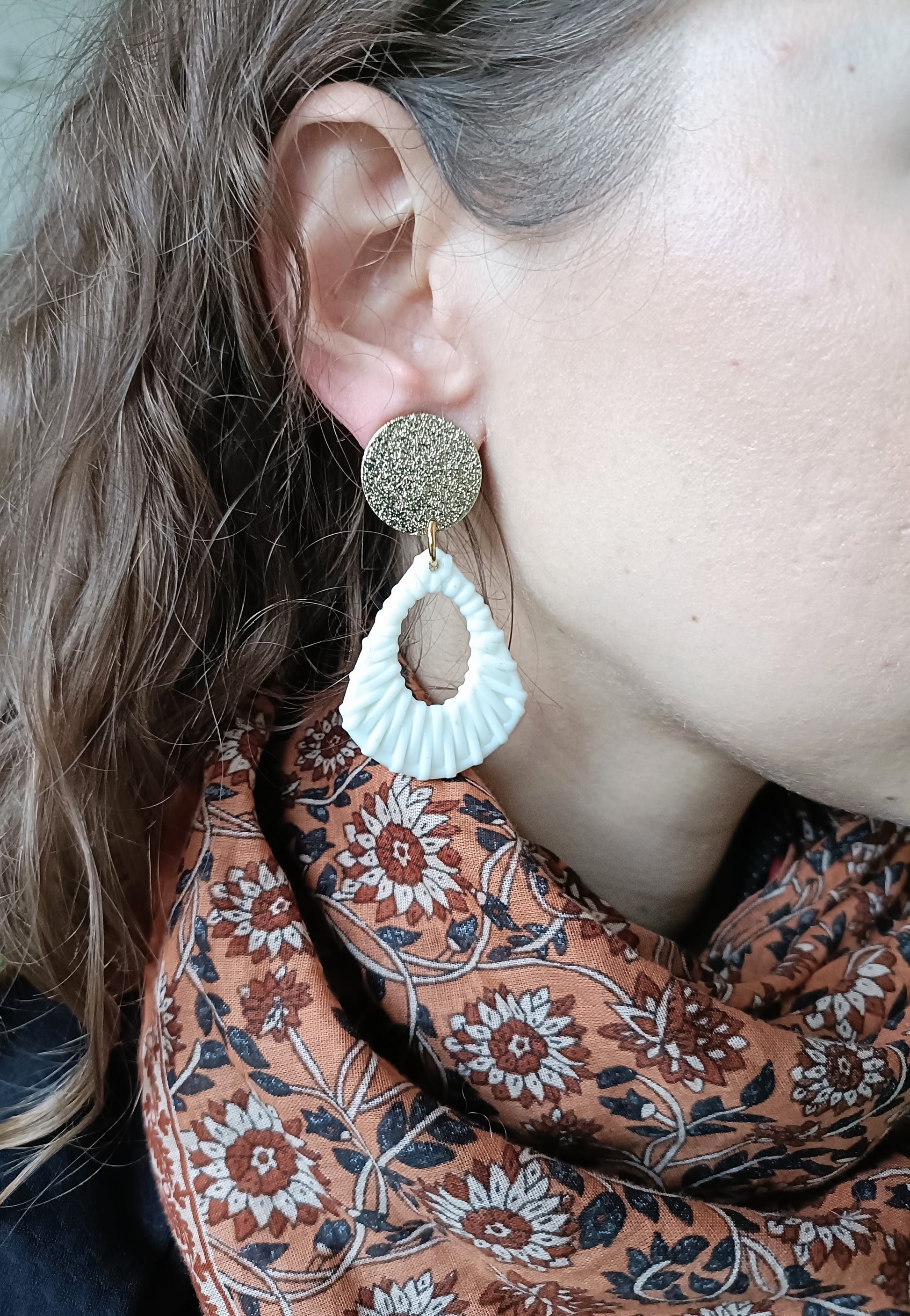 Les Alhambra, boucles d'oreilles blanches et clips dorés style vintage