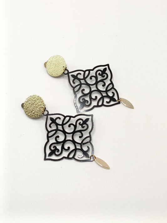 Amalia, les grandes boucles d'oreilles clips dorés et estampes noires ultra légères et petites lamelles dorées or fin 