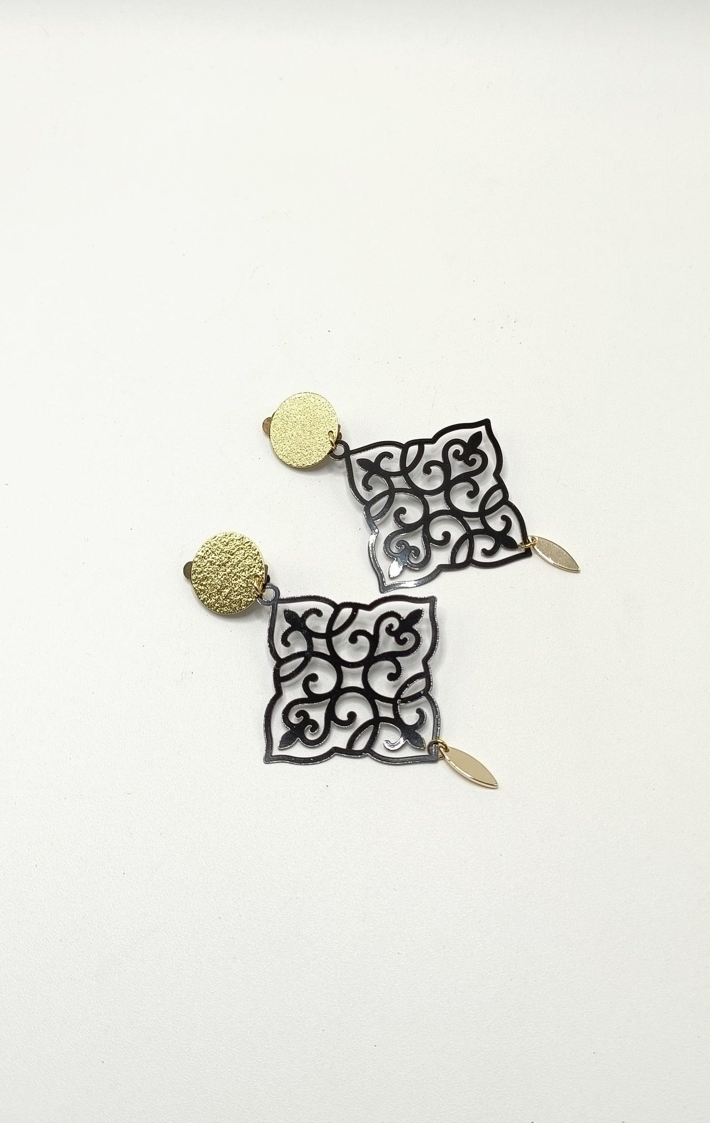 Amalia, les grandes boucles d'oreilles clips dorés et estampes noires ultra légères et petites lamelles dorées or fin