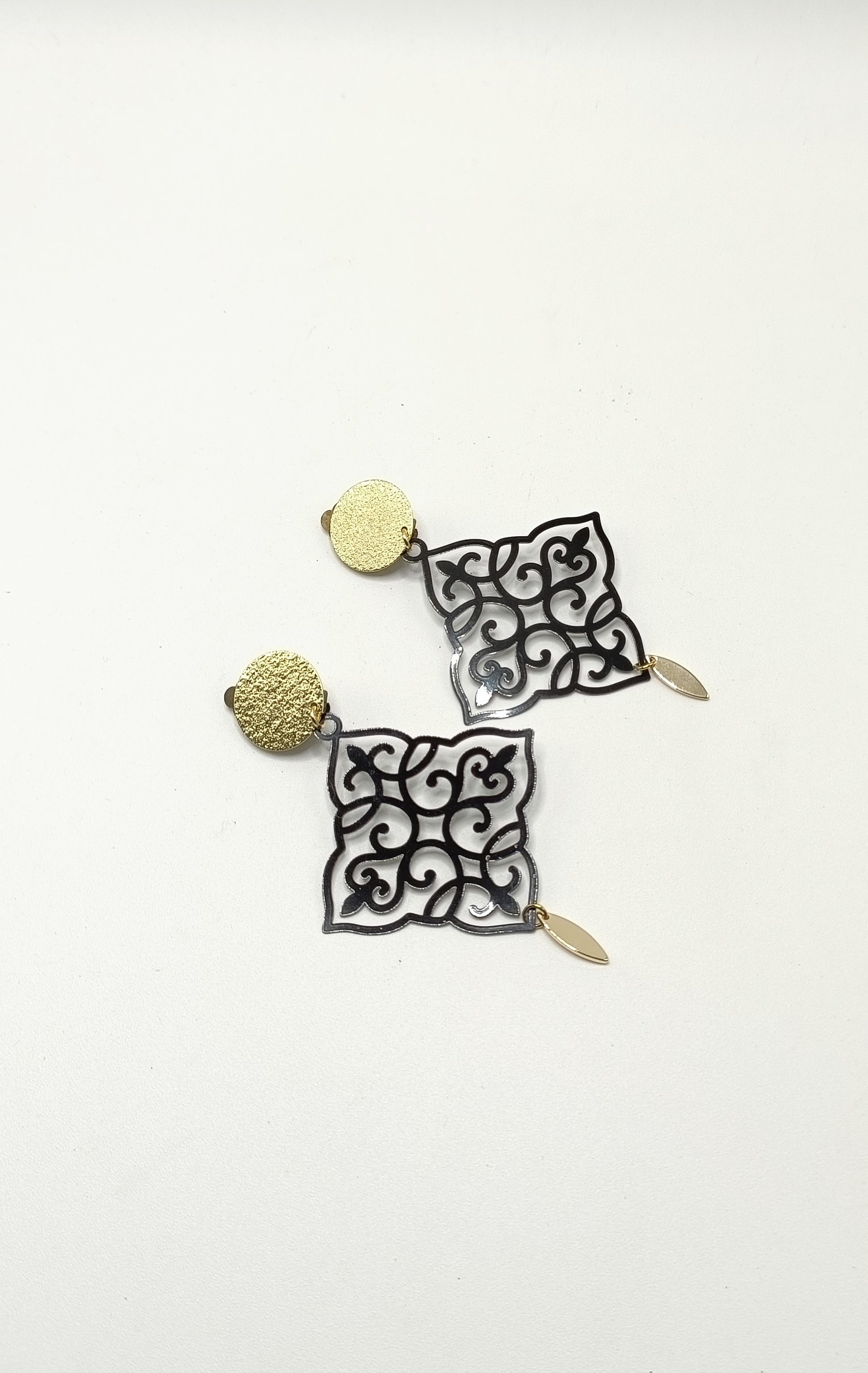 Amalia, les grandes boucles d'oreilles clips dorés et estampes noires ultra légères et petites lamelles dorées or fin