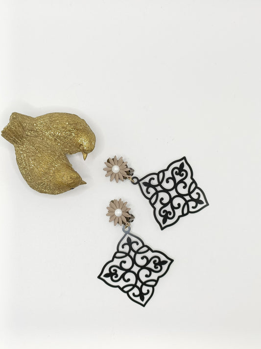 Amalia, grandes boucles d'oreilles clips fleurs taupe et estampes noires ultra légères