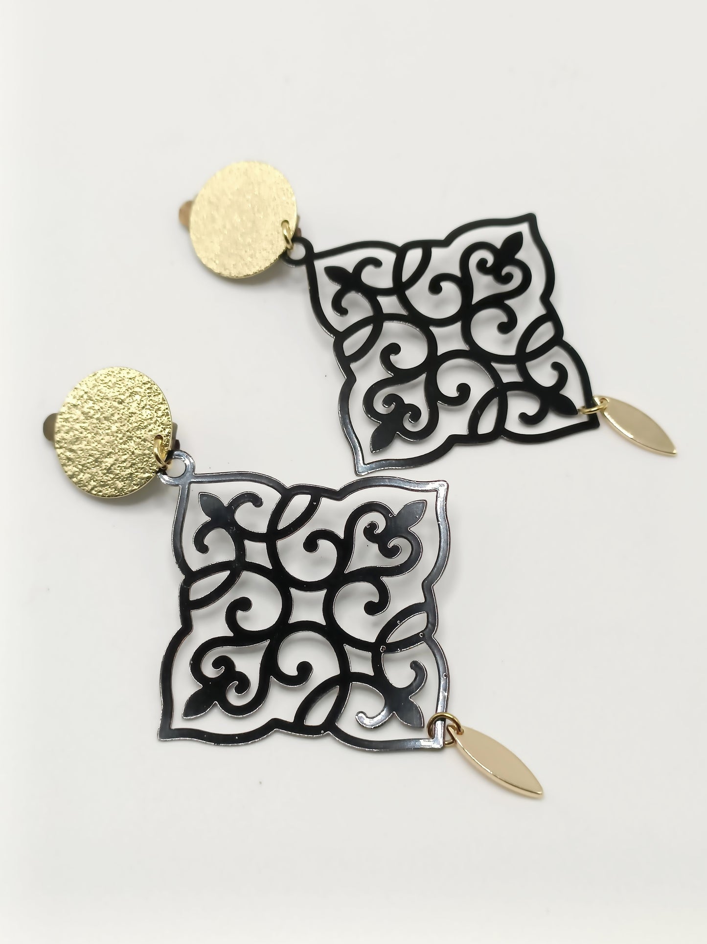Amalia, les grandes boucles d'oreilles clips dorés et estampes noires ultra légères et petites lamelles dorées or fin