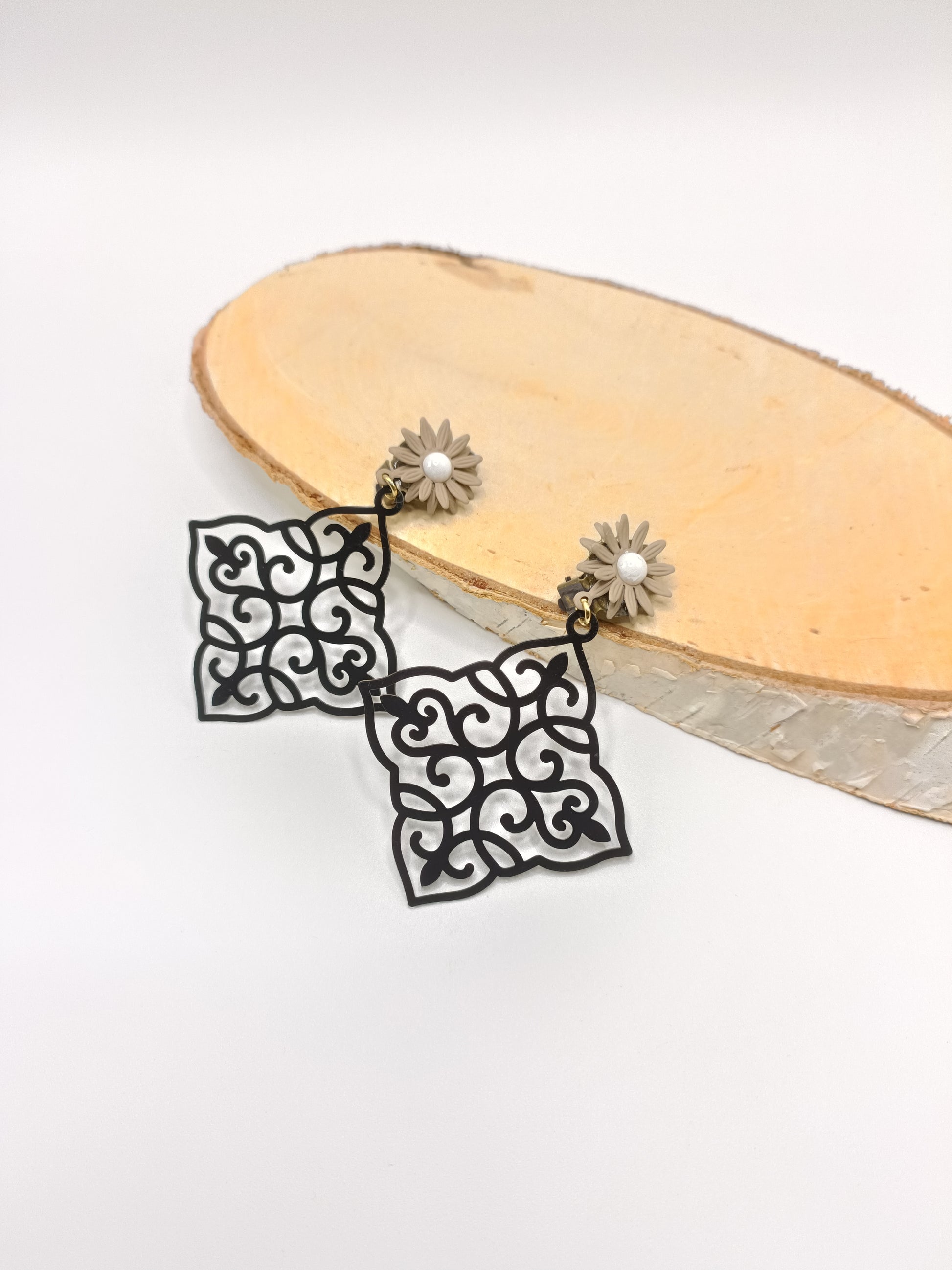 Amalia, grandes boucles d'oreilles clips fleurs et estampes noires ultra légères