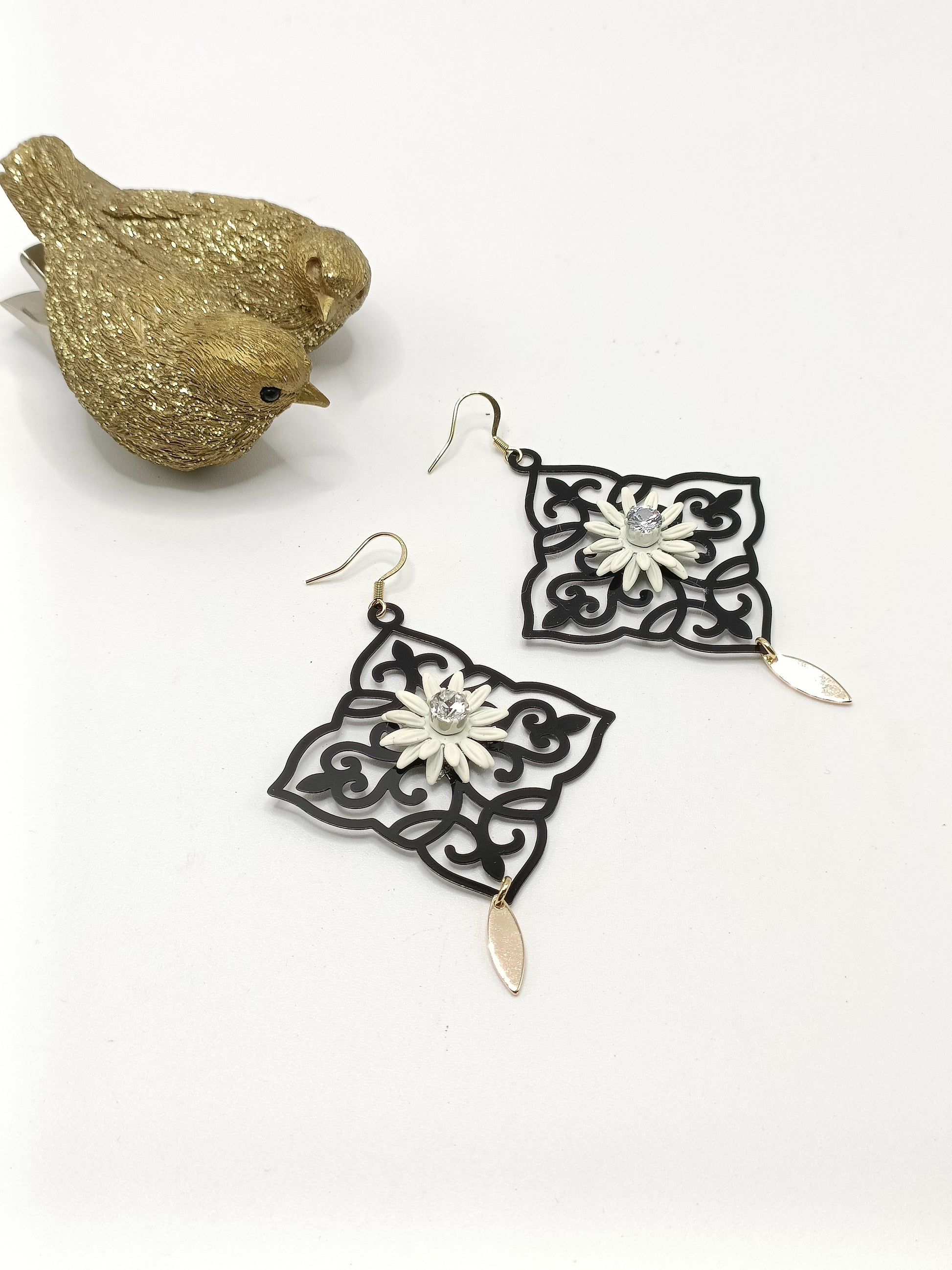 Amalia, les grandes boucles d'oreilles noires, fleurs blanches et dorées ultra légères