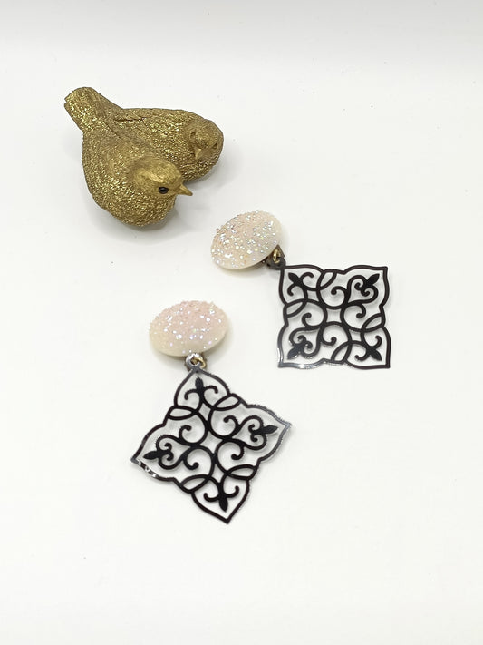 Amalia, grandes boucles d'oreilles clips blanc pailleté , très lumineuses et estampes noires ultra légères