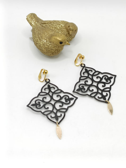 Amalia, grandes boucles d'oreilles estampes noires ultra légères, petits clips dorés et petites lamelles dorées or fin clips