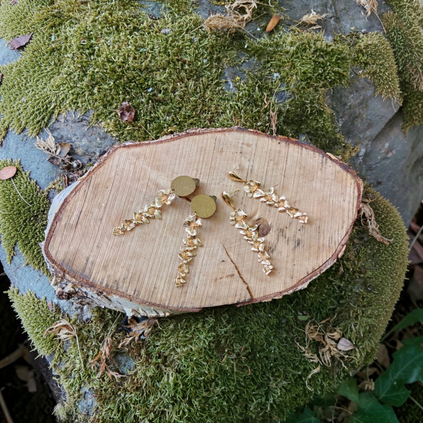 Ambroisine, les boucles d'oreilles clips dorées, fleurs pendantes dorées or fin
