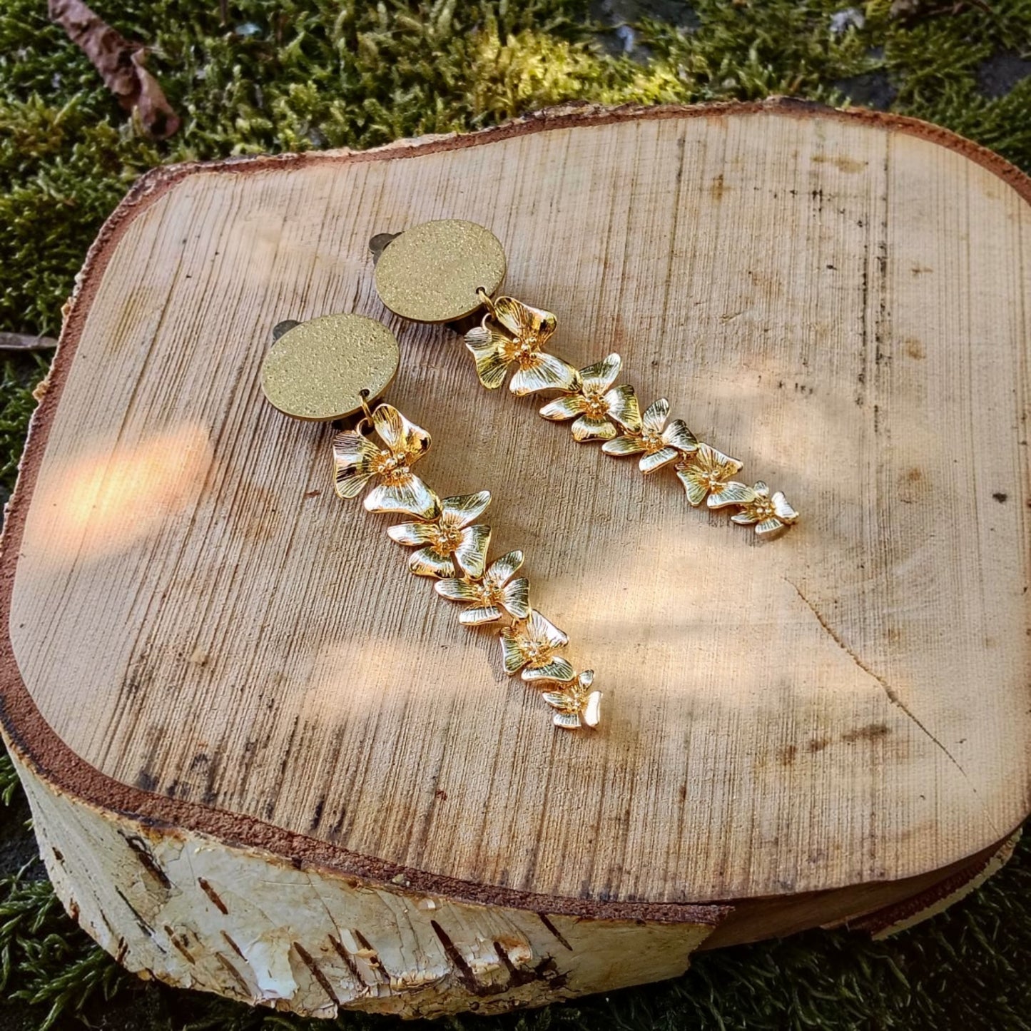Ambroisine, les longues boucles d'oreilles clips fleurs pendantes, dorées or fin