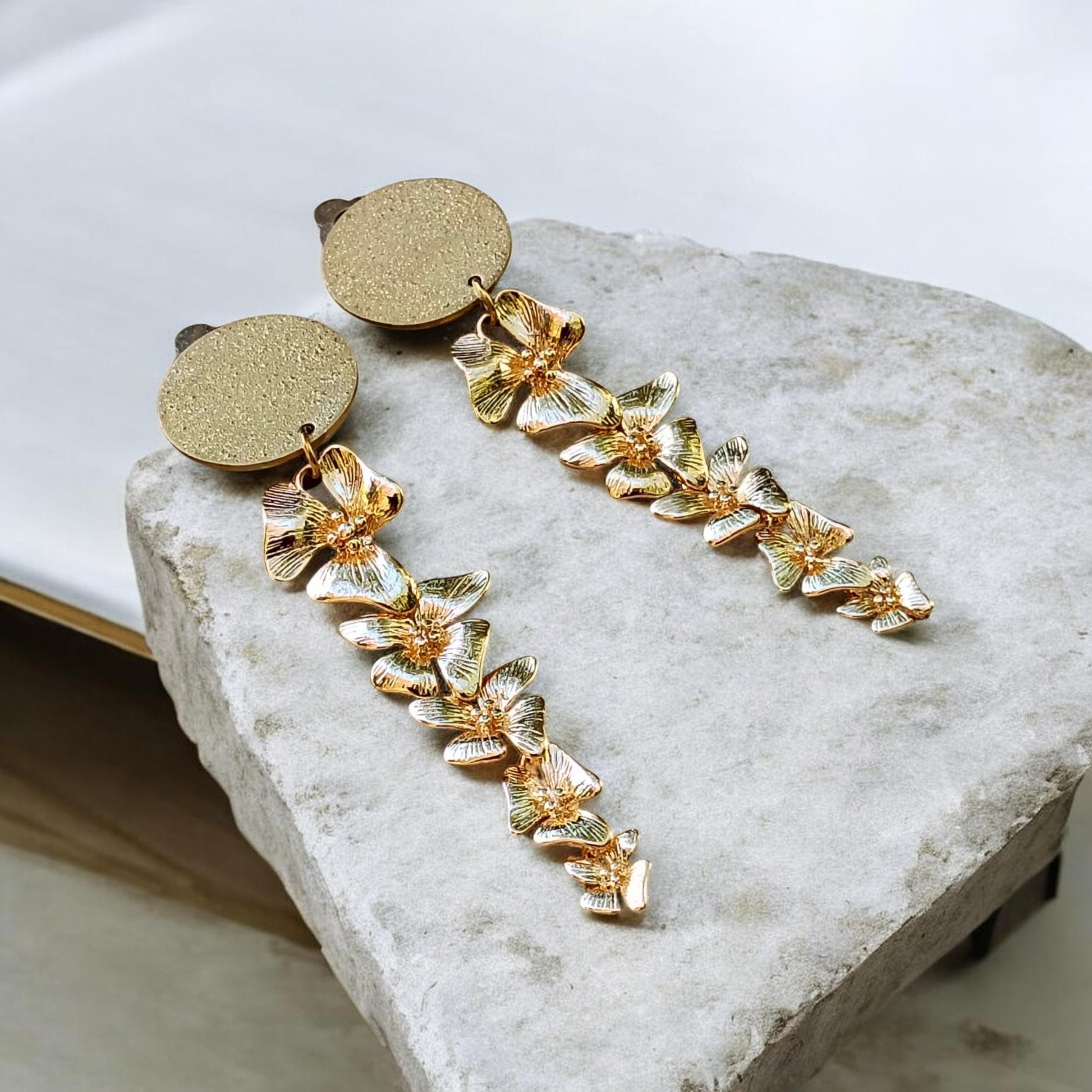 Ambroisine, les longues boucles d'oreilles clips fleurs pendantes dorées or fin
