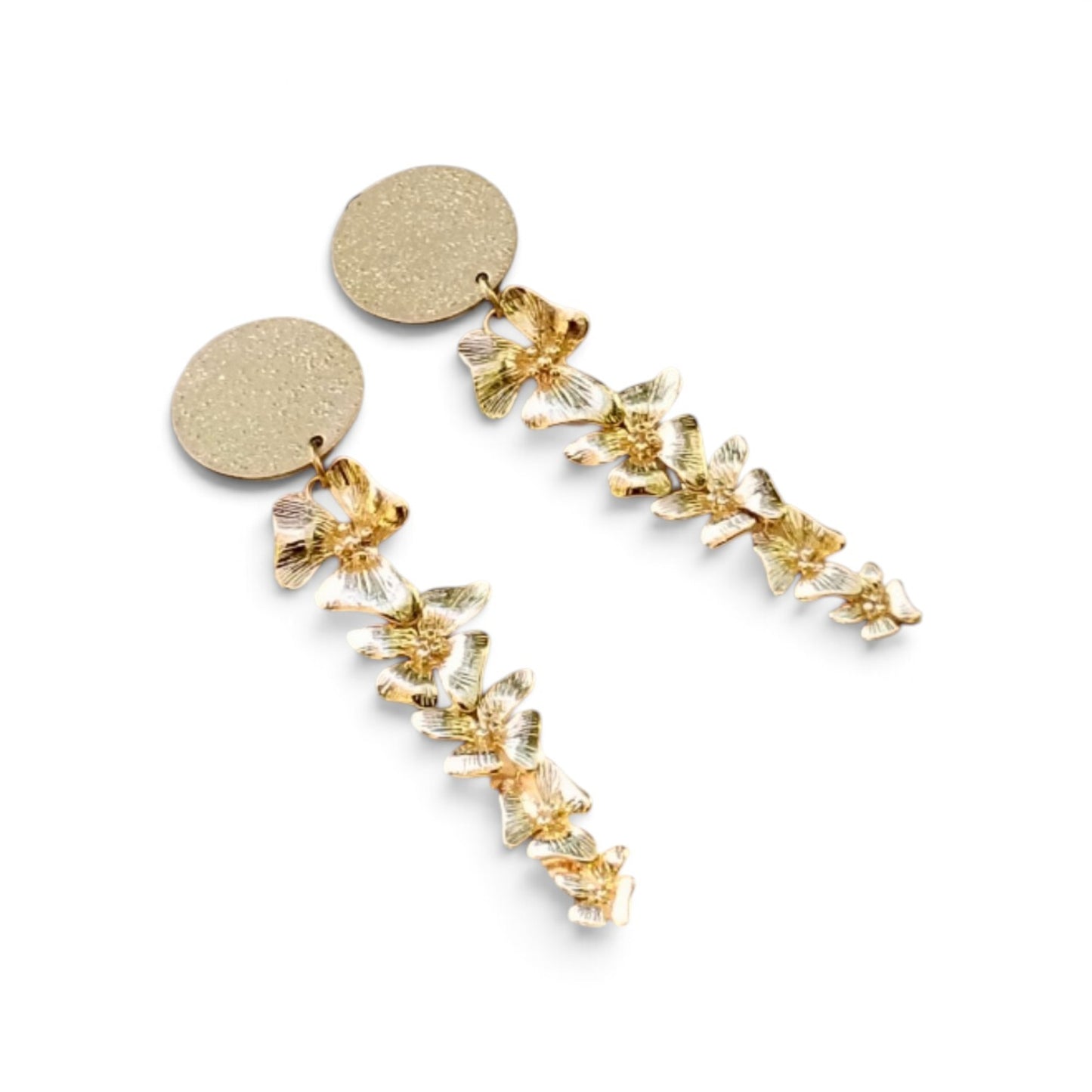 Ambroisine, les boucles d'oreilles clips dorées, fleurs pendantes dorées or fin